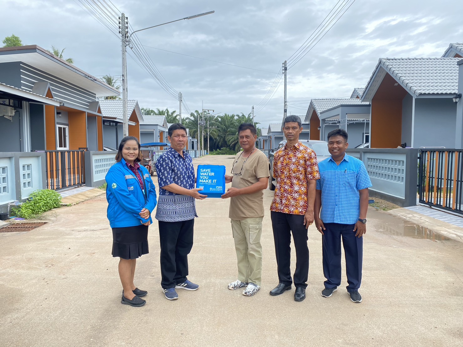 การประปาส่วนภูมิภาคสาขากาญจนดิษฐ์ ลงพื้นที่พบผู้ใช้น้ำรายใหญ่ ภายใต้กิจกรรมมุ่งมั่นเพื่อปวงชน เติมใจให้กันประจำปี 2566 ณ โครงการบ้านจันทร์จิราวิลเลจ  ตำบลทุ่งกง กาญจนดิษฐ์ อำเภอกาญจนดิษฐ์ จังหวัดสุราษฎร์ธานี