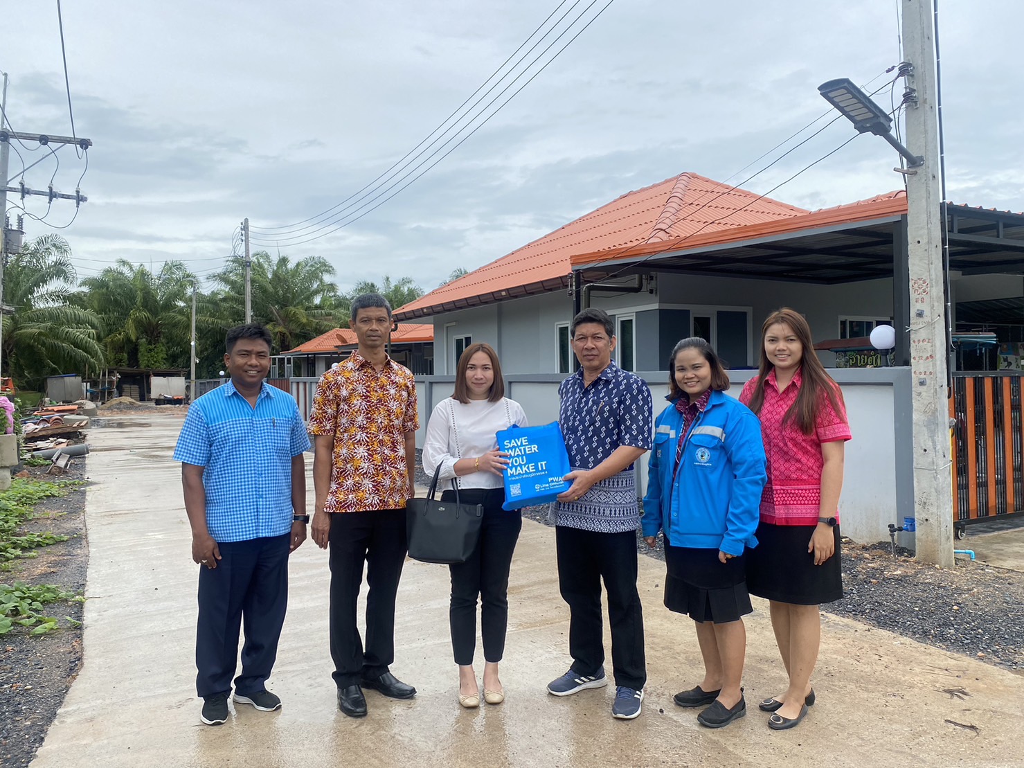 การประปาส่วนภูมิภาคสาขากาญจนดิษฐ์ ลงพื้นที่พบผู้ใช้น้ำรายใหญ่ ภายใต้กิจกรรมมุ่งมั่นเพื่อปวงชน เติมใจให้กันประจำปี 2566 ณ หจก.พี.อาร์.โฮม.สุราษฎร์ธานี ตำบลพลายวาส กาญจนดิษฐ์ อำเภอกาญจนดิษฐ์ จังหวัดสุราษฎร์ธานี