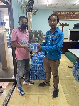 การประปาส่วนภูมิภาคสาขาพยุหะคีรี มอบน้ำดื่มบรรจุขวดตราสัญลักษณ์แก่ องค์การบริหารส่วนตำบลพยุหะ