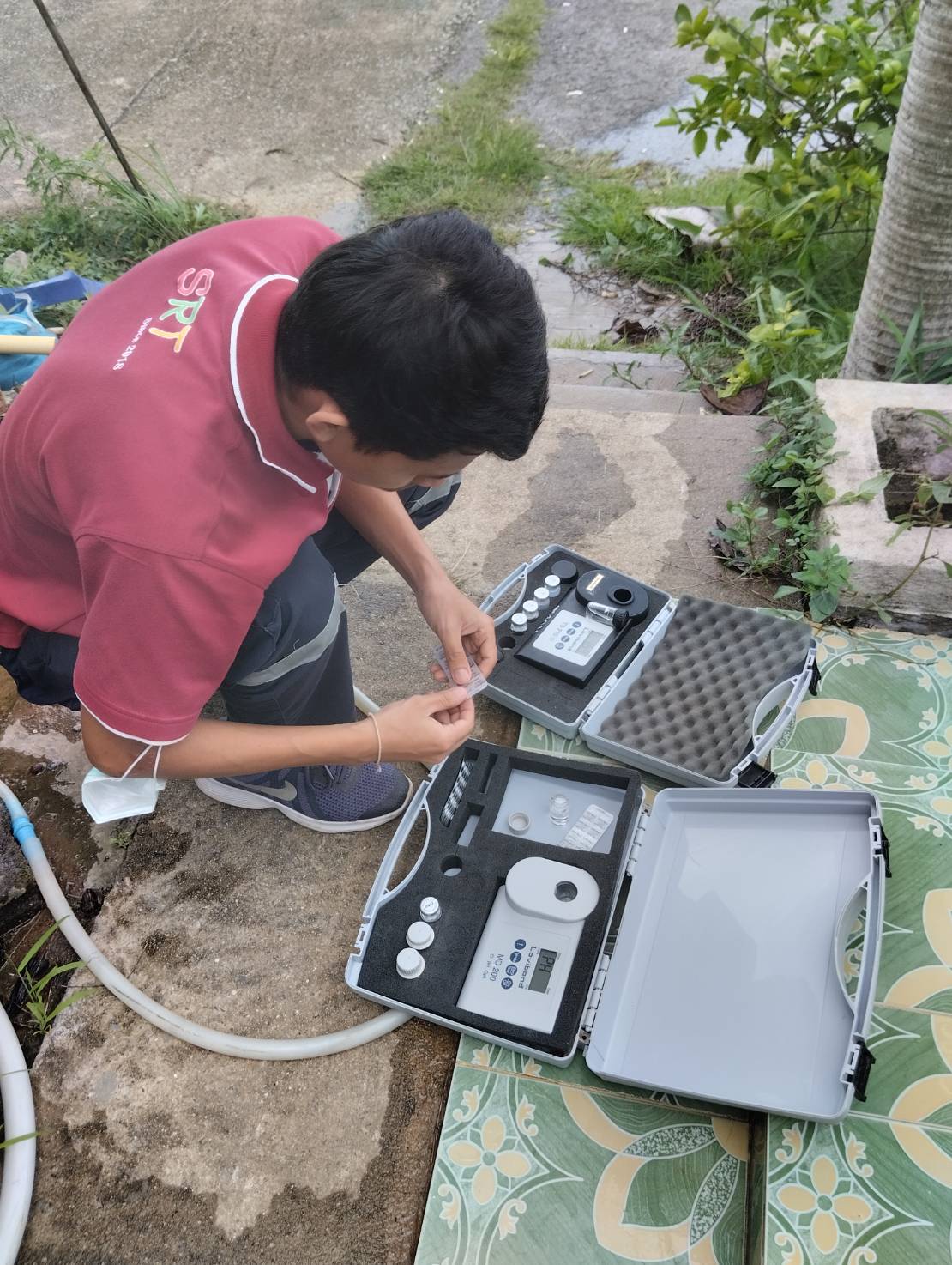 การประปาส่วนภูมิภาคสาขากระบี่ ลงพื้นที่ตรวจสอบคุณภาพน้ำประปา  บริเวณถนนวัชระ ตำบลปากน้ำ อำเภอเมือง  จังหวัดกระบี่ ดำเนินโครงการจัดการน้ำสะอาด (Water Safety Plan : WSP) อย่างต่อเนื่อง ควบคุมคุณภาพน้ำประปาให้เป็นไปตามเกณฑ์มาตรฐาน