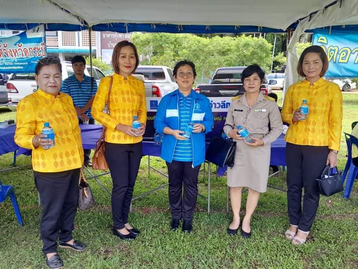 การประปาส่วนภูมิภาคสาขาอ่าวลึก มอบน้ำดื่มบรรจุขวดตราสัญลักษณ์ กปภ. ประจำจุดบริการน้ำดื่มเพื่อบริการประชาชนที่เข้าร่วมโครงการจังหวัดกระบี่เคลื่อนที่ ประจำปีงบประมาณ พ.ศ.2566 ครั้งที่ 8