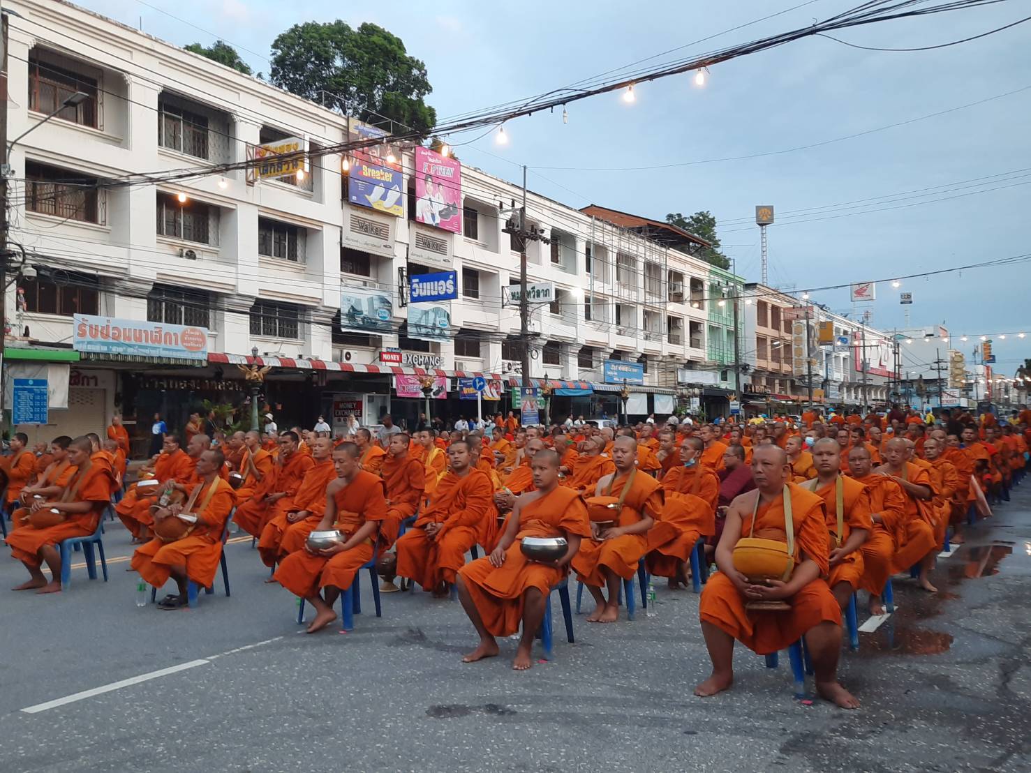 กปภ.สาขากระบี่ ร่วมพิธีโครงการตักบาตรพระ 1,000 รูป ใจกลางเมืองกระบี่