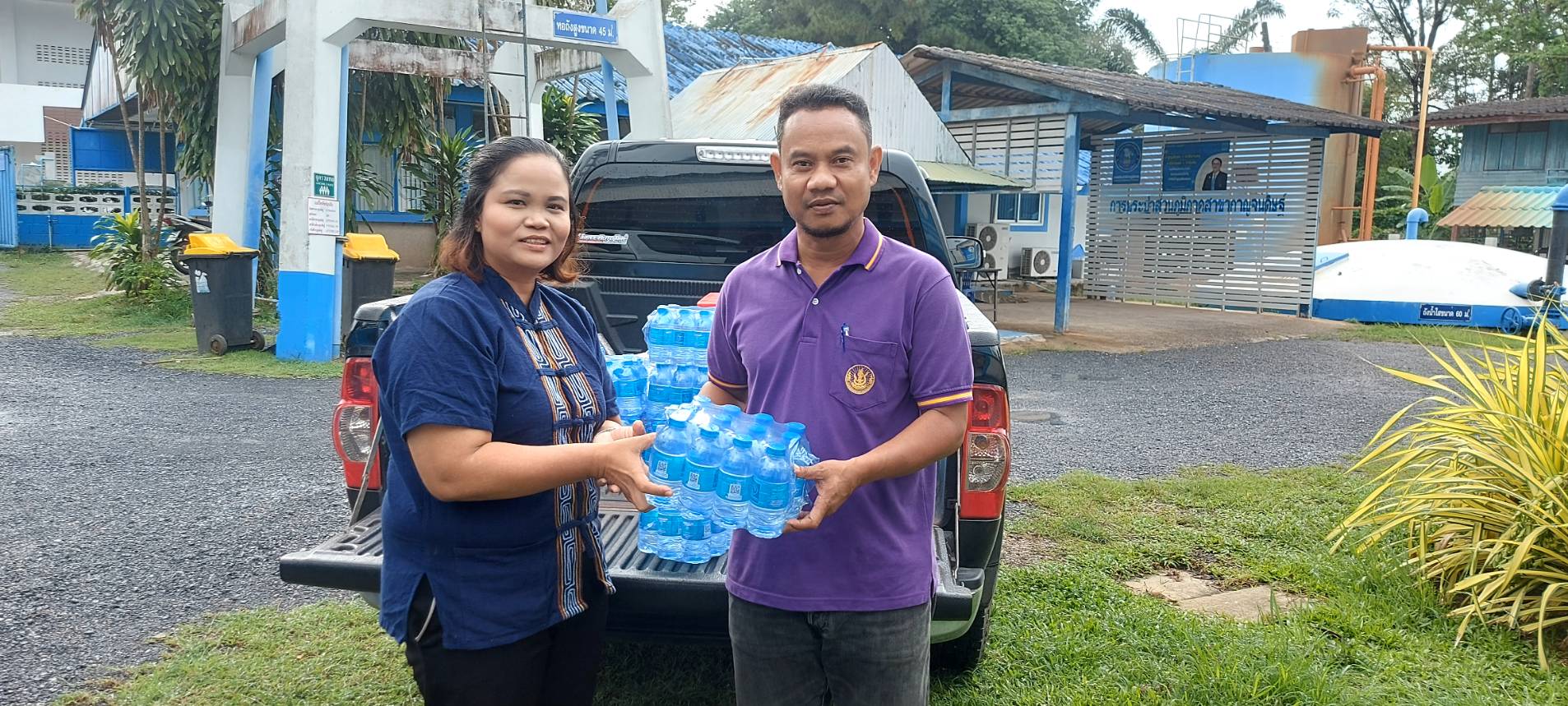 การประปาส่วนภูมิภาคสาขากาญจนดิษฐ์ มอบน้ำดื่มตราสัญญลักษณ์ กปภ.ให้กับสำนักงานเกษตรอำเภอดอนสัก  เพื่อจัดโครงการคลีนิกเกษตรเคลื่อนที่ในพระราชานุเคราะห์ สมเด็จพระบรมโอรสาธิราชฯ สยามมกุฎราชกุมาร