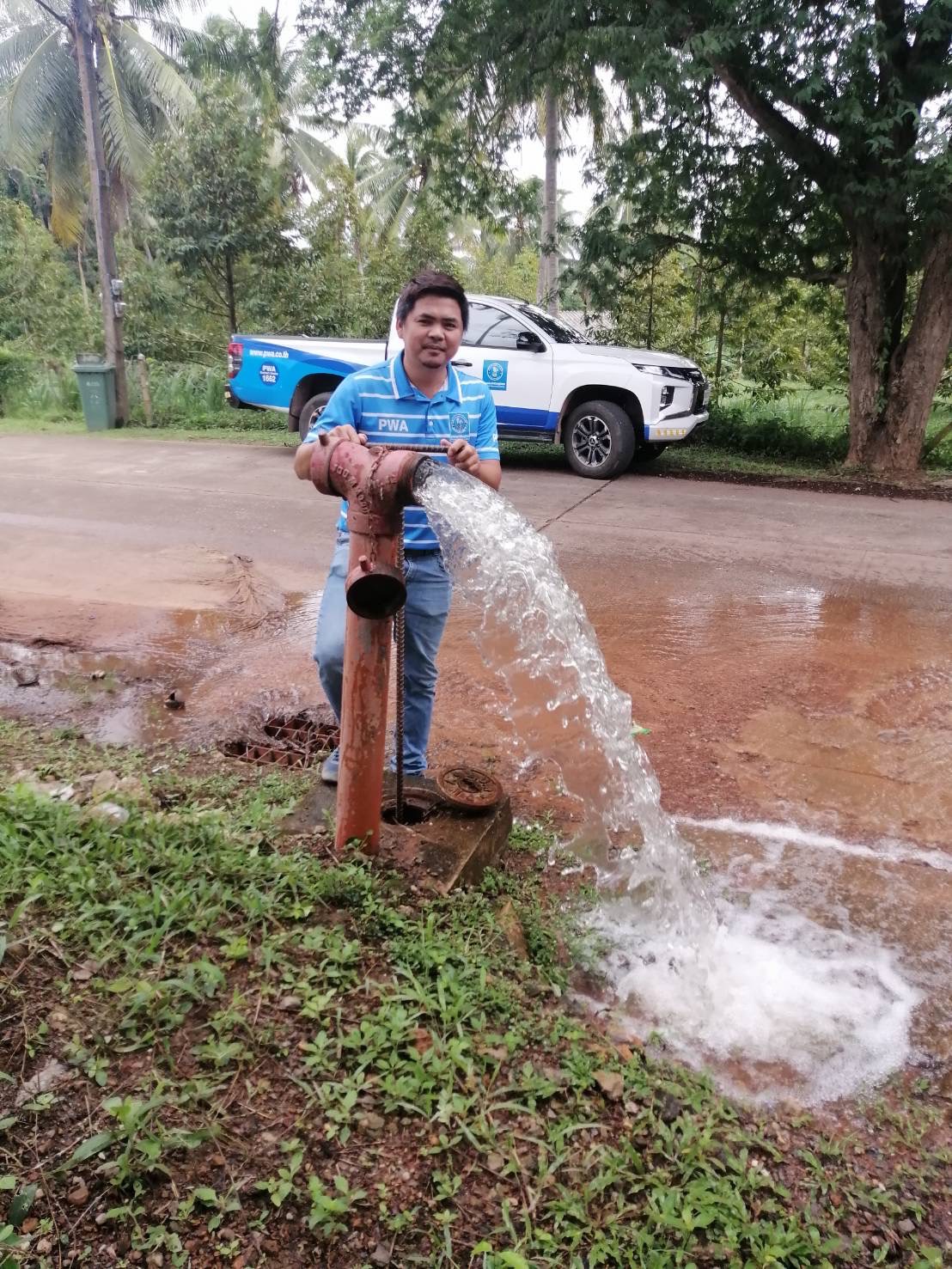 การประปาส่วนภูมิภาคสาขาท่าแซะ ดำเนินการตามแผนงานบริการและควบคุมน้ำสูญเสีย ลงพื้นที่ดำเนินการระบายตะกอนในเส้นท่อจ่ายน้ำ (Blow off)