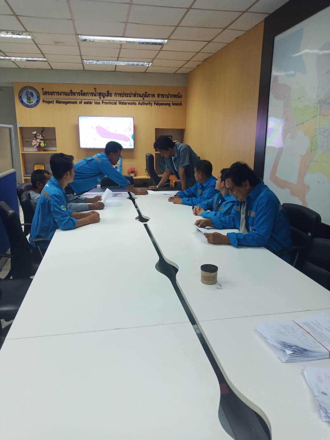 กปภ.สาขาปากพนัง ลงพื้นที่เดินสำรวจหาท่อแตก/ท่อรั่ว จากการทำ step test ในพื้นที่ DM-03-01 ตามแผนลดน้ำสูญเสีย บริเวณพื้นที่ชุมชนบ้านแขก อ.ปากพนัง จ.นครศรีธรรมราช