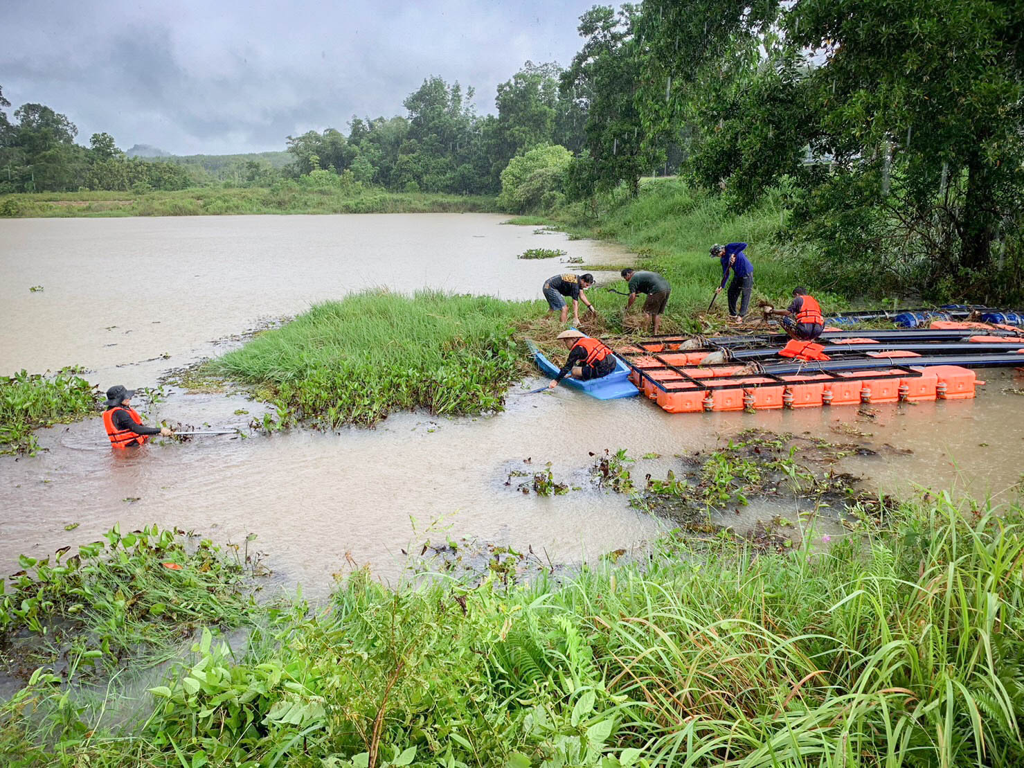 การประปาส่วนภูมิภาคสาขาตราดจัดกิจกรรม 5ส. (Big Cleaning Day) พัฒนาเก็บผักตบชวา วัชพืชบริเวณคลองร่างหวาย สถานีผลิตน้ำเขาสมิง