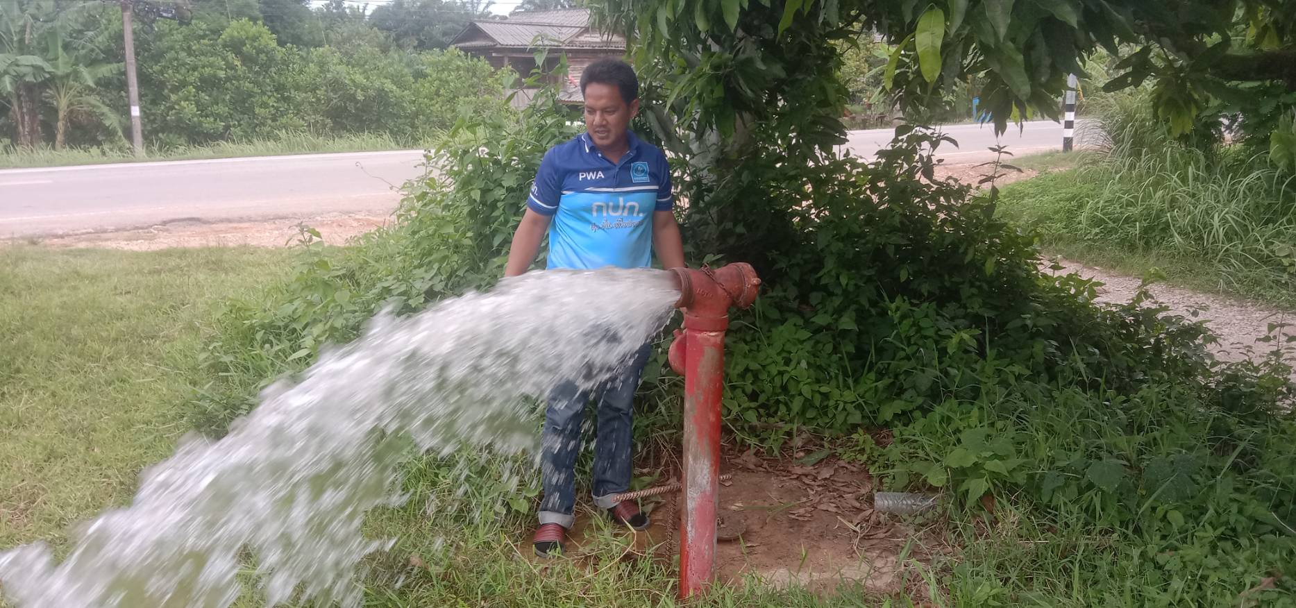 การประปาส่วนภูมิภาคสาขาคลองท่อมดำเนินการเปิดล้างตะกอนระบายในเส้นท่อจ่ายน้ำ (Blow off) ผ่านหัวดับเพลิง โดยลงพื้นที่บริเวณพื้นที่ตำบลลำทับ อำเภอลำทับ จังหวัดกระบี่