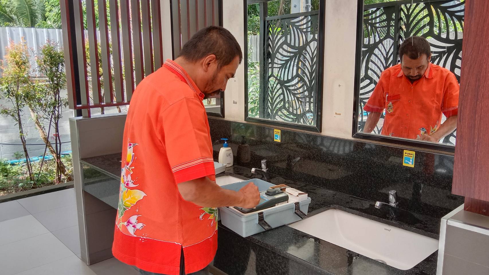 การประปาส่วนภูมิภาคสาขาคลองท่อมเข้าตรวจสอบคุณภาพน้ำ ณ ตำบลคลองท่อมใต้ อำเภอคลองท่อม จังหวัดกระบี่