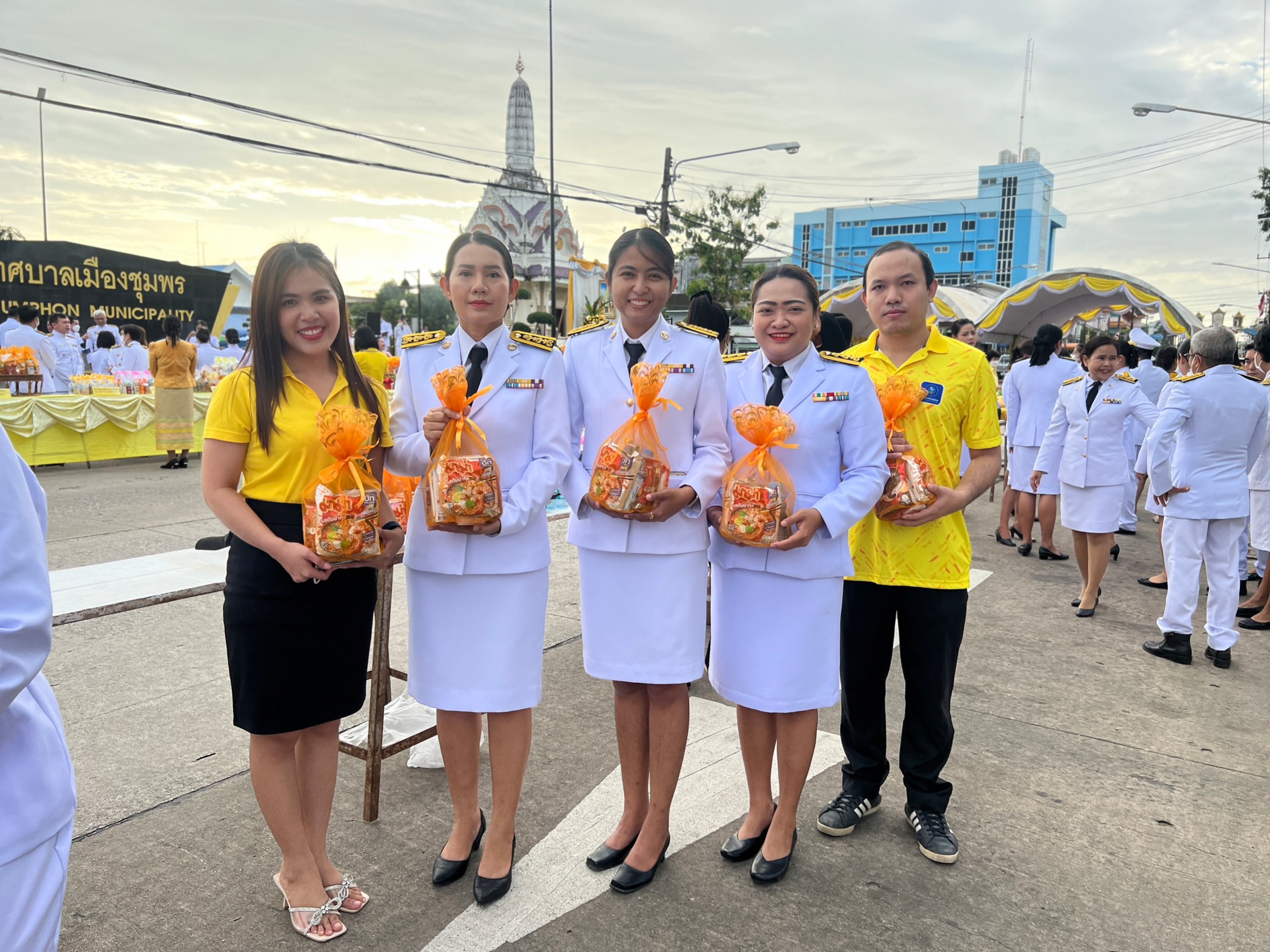 การประปาส่วนภูมิภาคสาขาชุมพร  ร่วมพิธีทำบุญตักบาตรถวายพระราชกุศลถวายพระพรชัยมงคล พิธีถวายสัตย์ปฏิญาณ และลงนามถวายพระพร เนื่องในโอกาสวันเฉลิมพระชนมพรรษา พระบาทสมเด็จพระเจ้าอยู่หัว