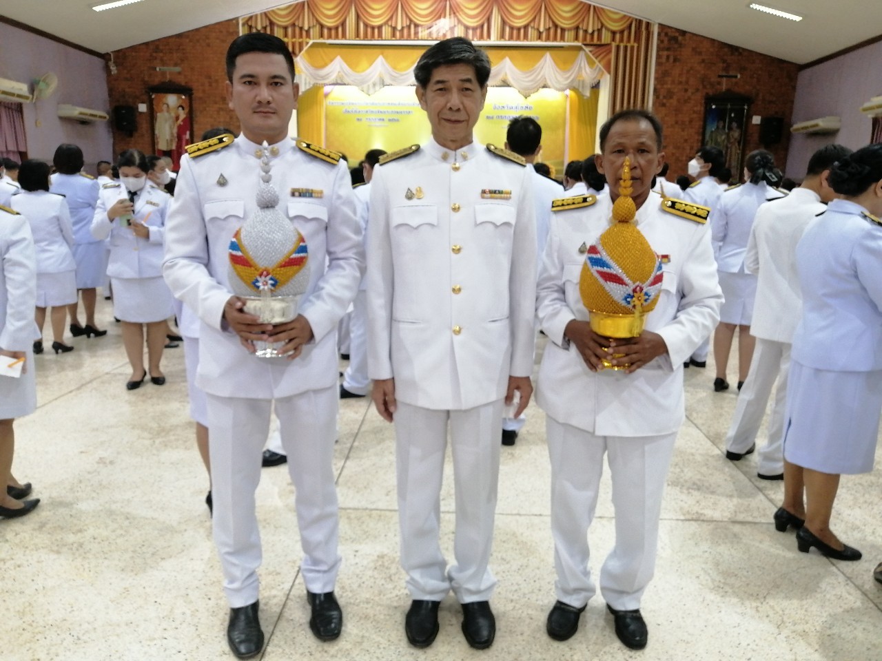 นายธงชัย  สถิตย์ตระกูล ผู้จัดการการประปาส่วนภูมิภาคสาขาสุโขทัย และนายวัชรพงศ์  พรหมรัตน์ ผู้ช่วยผู้จัดการการประปาส่วนภูมิภาคสาขาสุโขทัย หัวหน้างานและพนักงาน ร่วมทำบุญตักบาตร  ร่วมพิธีถวายสัตย์ปฏิญาณ เพื่อเป็นข้าราชการที่ดีและพลังของแผ่นดิน ร่วมพิธีถวายเครื่องราชสักการะและวางพานพุ่ม และพิธีจุดเทียนถวายพระพรชัยมงคล เฉลิมพระเกียรติพระบาทสมเด็จพระเจ้าอยู่หัว เนื่องในโอกาสมหามงคลเฉลิมพระชนมพรรษา 28 กรกฎาคม 2566   ณ โรงเรียนสุโขทัยวิทยาคม  จังหวัดสุโขทัย