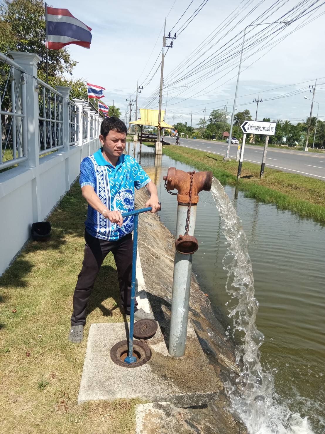 กปภ.สาขาปากพนัง ลงพื้นที่ดำเนินการระบายตะกอนในเส้นท่อจ่ายน้ำ (Blow off) ตามโครงการผู้ใช้น้ำมั่นใจ กปภ.เช็ค ชัวร์ ประจำเดือนสิงหาคม 2566