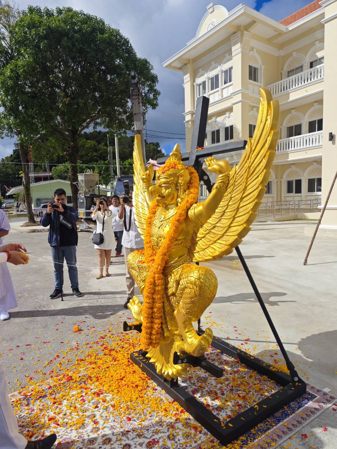 กปภ.สาขาภูเก็ต เข้าร่วมพิธีอัญเชิญองค์ครุฑขึ้นประดิษฐานที่หน้าบันอาคารที่ว่าการอำเภอกะทู้ (หลังใหม่)
