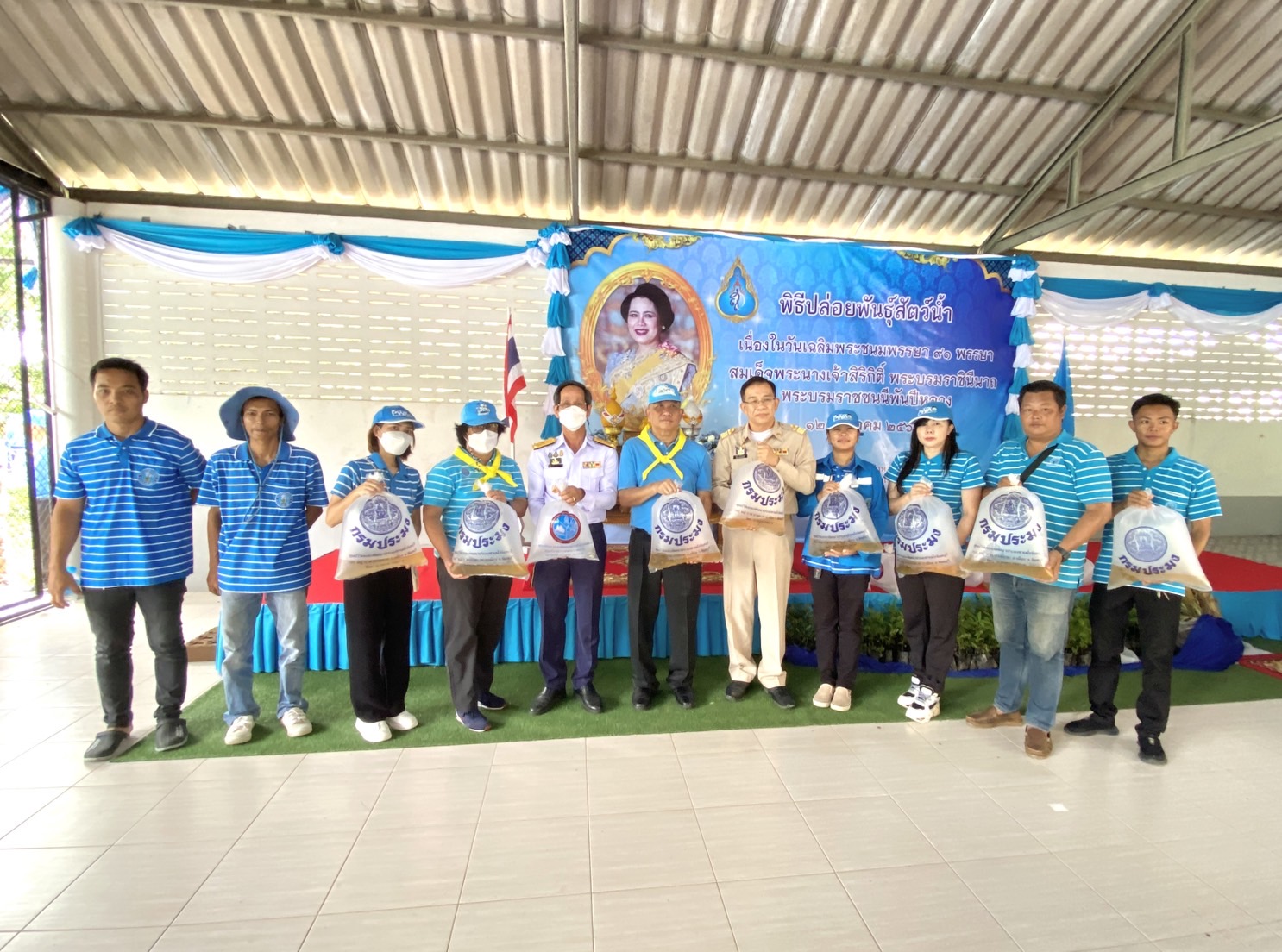 กปภ.สาขาขลุง เข้าร่วมพิธีปล่อยพันธ์ุสัตว์น้ำและกิจกรรมจิตอาสา เนื่องในโอกาสวันเฉลิมพระชนมพรรษาสมเด็จพระนางเจ้าสิริกิติ์ พระบรมราชินีนาถ พระบรมราชชนนีพันปีหลวง พร้อมมอบน้ำดื่มตราสัญลักษณ์ กปภ. จำนวน 300 ขวด