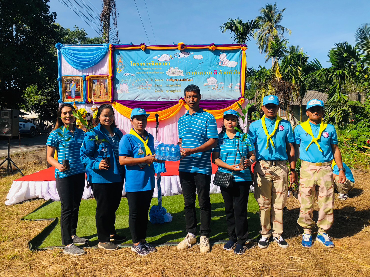 การประปาส่วนภูมิภาคสาขากาญจนดิษฐ์ ร่วมกิจกรรมจิตอาสา เนื่องในวันเฉลิมพระชนมพรรษา 12 สิงหาคม 2566 ภายใต้กิจกรรม "จิตอาสาพัฒนาปลูกต้นไม้ ณ ศาลาหมู่บ้านหมู่ที่ 9 ตำบลกรูด" นายสุรพงศ์ สมหวัง ผู้จัดการ กปภ.สาขากาญจนดิษฐ์ มอบหมายให้ หัวหน้างานและพนักงานในสังกัด กปภ.ข.4 เข้าร่วมกิจกรรมจิตอาสาพัฒนาปลูกต้นไม้ ณ ศาลาหมู่บ้านหมู่ที่ 9 ตำบลกรูด  เพื่อถวายเป็นพระราชกุศลแด่พระนางเจ้าสิริกิติ์ พระบรมราชินีนาถ พระบรมราชชนนีพันปีหลวง เนื่องในโอกาสวันเฉลิมพระชนมพรรษา 12 สิงหาคม 2566 ณ ศาลาหมู่บ้านหมู่ที่ 9 ต.กรูด  อ.กาญจนดิษฐ์ จ.สุราษฎร์ธานี ในวันที่ 11 สิงหาคม 2566 โดยร่วมเก็บขยะ ทำความสะอาด และปลูกต้นไม้ เพื่อสร้างสิ่งแวดล้อมที่ดีของพื้นที่สาธารณประโยชน์ให้แก่ชุมชน