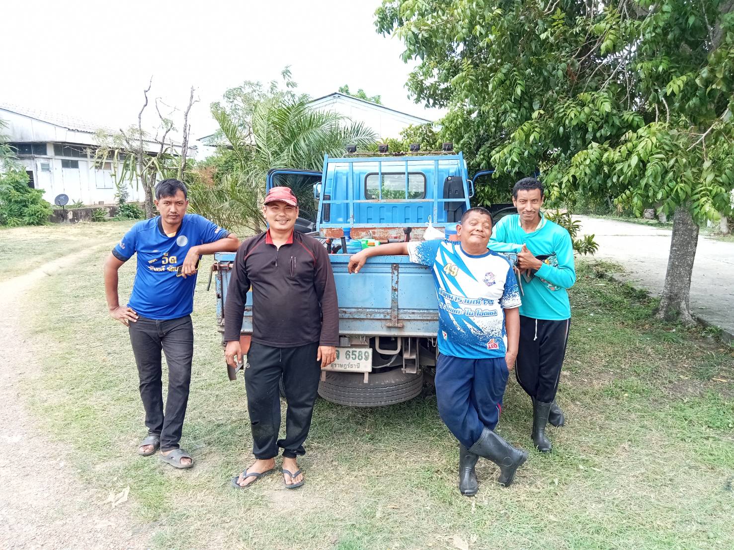 การประปาส่วนภูมิภาคสาขากาญจนดิษฐ์ จัดกิจกรรมพัฒนาปรับปรุงภูมิทัศน์และความสะอาดภายในสำนักงานดอนสัก หน่วยบริการดอนสัก กปภ.สาขากาญจนดิษฐ์  วันศุกร์ที่ 11 สิงหาคม 2566 การประปาส่วนภูมิภาคสาขากาญจนดิษฐ์ โดยนายสุรพงศ์ สมหวัง ผู้จัดการการประปาส่วนภูมิภาคสาขากาญจนดิษฐ์ มอบหมายพนักงานผลิตและเจ้าหน้าที่ในสังกัด ร่วมกิจกรรมบิ๊กคลีนนิ่งเดย์ "Big Cleaning Day" และพัฒนา สำนักงานดอนสัก ณ. สำนักงานดอนสัก เขตจำหน่ายน้ำดอนสัก หน่วยบริการดอนสัก การประปาส่วนภูมิภาคสาขากาญจนดิษฐ์ โดยร่วมกันทำความสะอาดและปรับปรุงภูมิทัศน์และความสะอาดภายในสำนักงาน ซึ่งนอกจากจะได้ความสะอาดเรียบร้อยและยังเป็นการส่งเสริมการทำงานเป็นทีมอีกด้วย