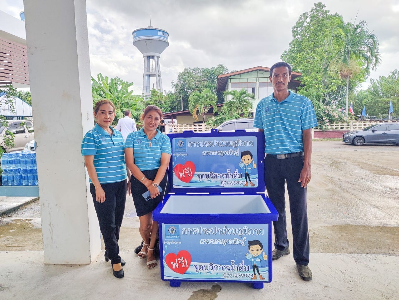 ในวันที่ ๑๒ สิงหาคม ๒๕๖๖ การประปาส่วนภูมิภาคสาขากาญจนดิษฐ์ ภายใต้การบริหารงานโดยนายสุรพงศ์  สมหวัง ผู้จัดการการประปาส่วนภูมิภาคสาขากาญจนดิษฐ์ มอบหมายให้พนักงานในสังกัด ร่วมแจกน้ำดื่มตราสัญญาลักษณ์ กปภ.ในพิธีถวายเครื่องราชสักการะ วางพานพุ่ม และจุดเทียนถวายพระ พรชัยมงคล สมเด็จพระนางเจ้าสิริกิติ์ พระบรมราชินีนาถ พระบรมราชชนนีพันปีหลวง เนื่องในโอกาสวันเฉลิมพระชนมพรรษา ๑๒ สิงหาคม ๒๕๖๖ ณ ศาลาประชาคม อ.กาญจนดิษฐ์ จ.สุราษฎร์ธานี