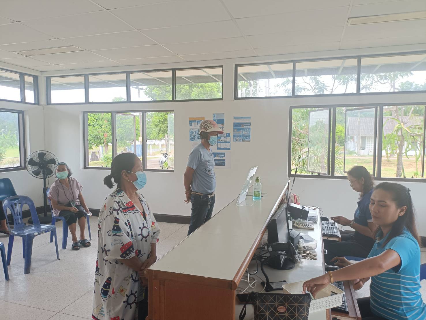 การประปาส่วนภูมิภาคสาขากาญจนดิษฐ์ ออกรับชำระค่าน้ำประปานอกสถานที่ ประจำเดือน สิงหาคม 2566 ณ สำนักงานดอนสัก เขตจำหน่ายน้ำดอนสัก ถึงเวลา เรามีนัด ทุกวันพุธ สัปดาห์ที่ 3 และ 4 ของทุกเดือน การประปาส่วนภูมิภาคสาขากาญจนดิษฐ์ ภายใต้การบริหารของนายสุรพงศ์ สมหวัง ผู้จัดการการประปาส่วนภูมิภาคสาขากาญจนดิษฐ์ มอบหมายงานจัดเก็บรายได้พร้อมพนักงานในสังกัด ลงพื้นที่รับชำระค่าน้ำประปานอกสถานที่ ประจำเดือน กรกฎาคม 2566 โดยได้ออกรับชำระค่าน้ำประปา วันพุธที่ 16 สิงหาคม 2566 ณ สำนักงานประปาดอนสัก เขตจำหน่ายน้ำดอนสัก หมู่ที่ 5 ตำบลดอนสัก อำเภอดอนสัก จังหวัดสุราษฎร์ธานี เพื่อเป็นการเพิ่มช่องทางในการชำระเงิน รับตำร้องขอติดตั้งมาตรนอกสถานที่ และเพิ่มความสะดวกให้กับลูกค้า กปภ.สาขากาญจนดิษฐ์ อีกช่องทางหนึ่ง