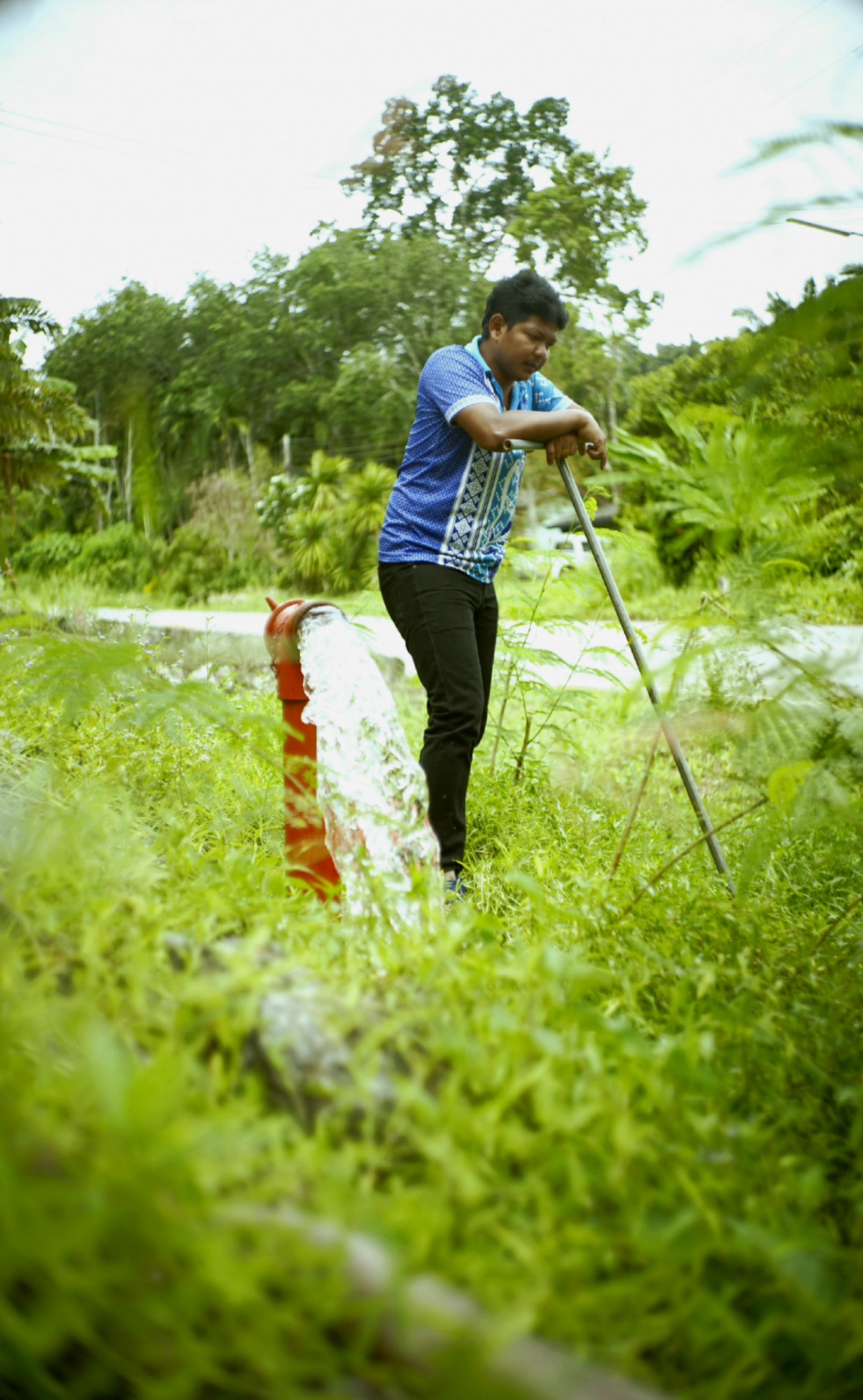 กปภ.สาขาบ้านตาขุน ดำเนินการระบายตะกอนในเส้นท่อจำหน่ายน้ำ