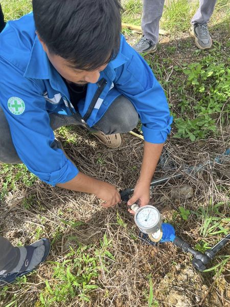 การประปาส่วนภูมิภาคสาขาอ่าวลึก ลงพื้นที่ตามโครงการ "ผู้ใช้น้ำมั่นใจ กปภ.เช็คชัวร์" โดยทำการตรวจสอบแรงดันน้ำ บริเวณพื้นที่อำเภออ่าวลึก จังหวัดกระบี่