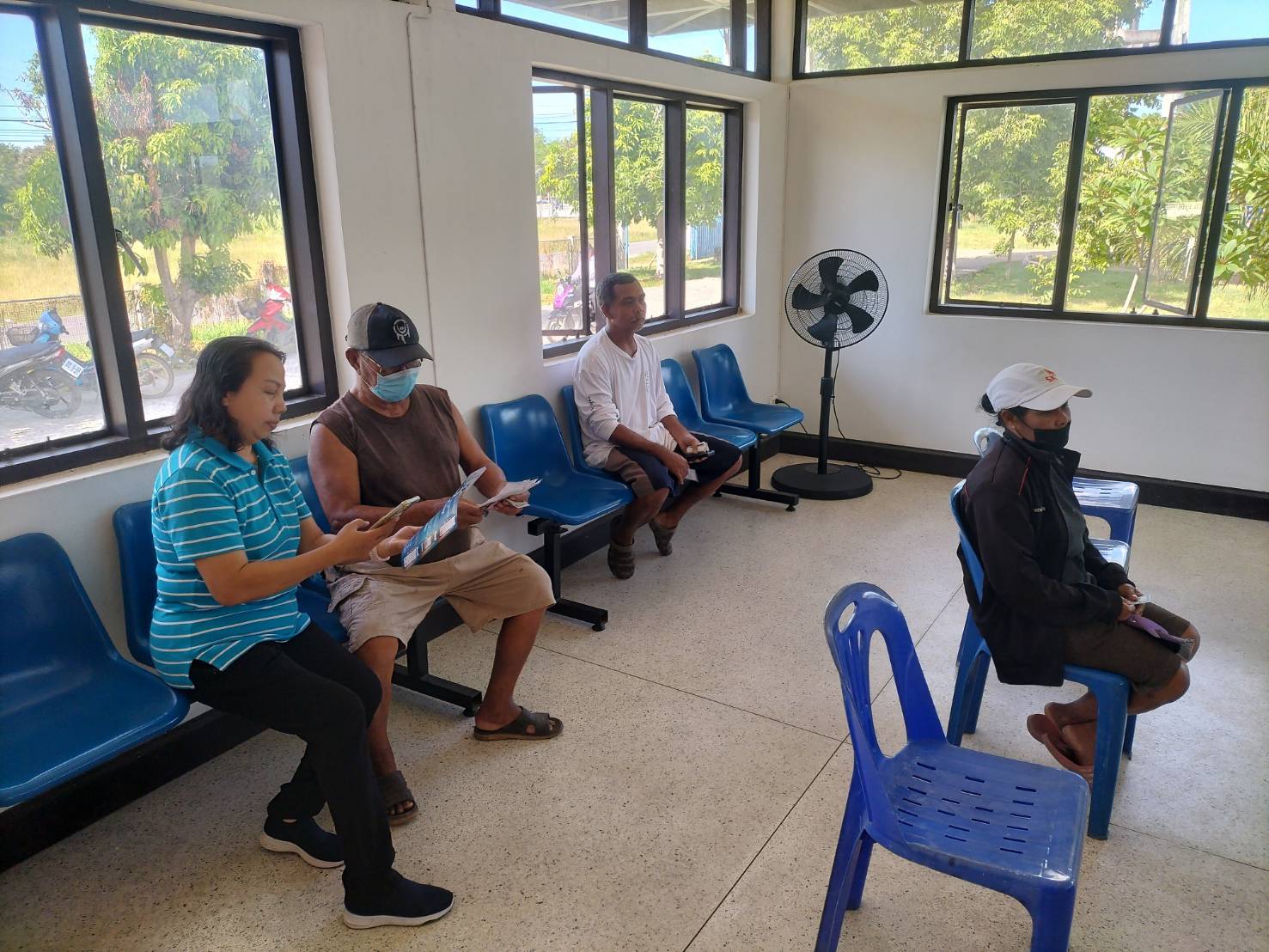 การประปาส่วนภูมิภาคสาขากาญจนดิษฐ์ ภายใต้การบริหารของนายสุรพงศ์ สมหวัง ผู้จัดการการประปาส่วนภูมิภาคสาขากาญจนดิษฐ์ มอบหมายนางธันย์วรินท์  คงจันทร์ หัวหน้างาน 8 งานจัดเก็บรายได้พร้อมพนักงานในสังกัดให้การแนะนำการใช้ PWA Mobile Application" PWA Plus Life+ จะจ่าย จะแจ้ง แอปเดียวจบ! ดาวน์โหลดฟรีไม่มีค่าใช้จ่าย แอปพลิเคชั่นเพื่ออำนวยความสะดวกให้แก่ผู้ใช้น้ำของ กปภ...