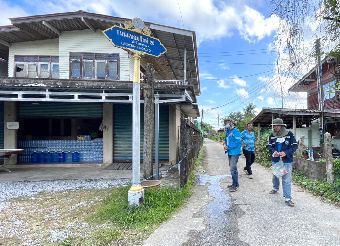 กปภ.สาขาขลุง ออกสำรวจหาท่อรั่วในพื้นที่ตามแผน MM07 สถานีผลิตน้ำพลิ้ว จ่ายพื้นที่แหลมสิงห์ พร้อมลงพื้นที่เชิงรุกตรวจสอบมาตรวัดน้ำ 0 ลบ.ม. และได้เปิดน้ำระบายตะกอนปลายสาย เช็คแรงดัน ทำความสะอาดตรวจเช็คประตูน้ำ บริเวณโซนเขาน้อย ตำบลปากน้ำแหลมสิงห์ อำเภอแหลมสิงห์ จังหวัดจันทบุรี