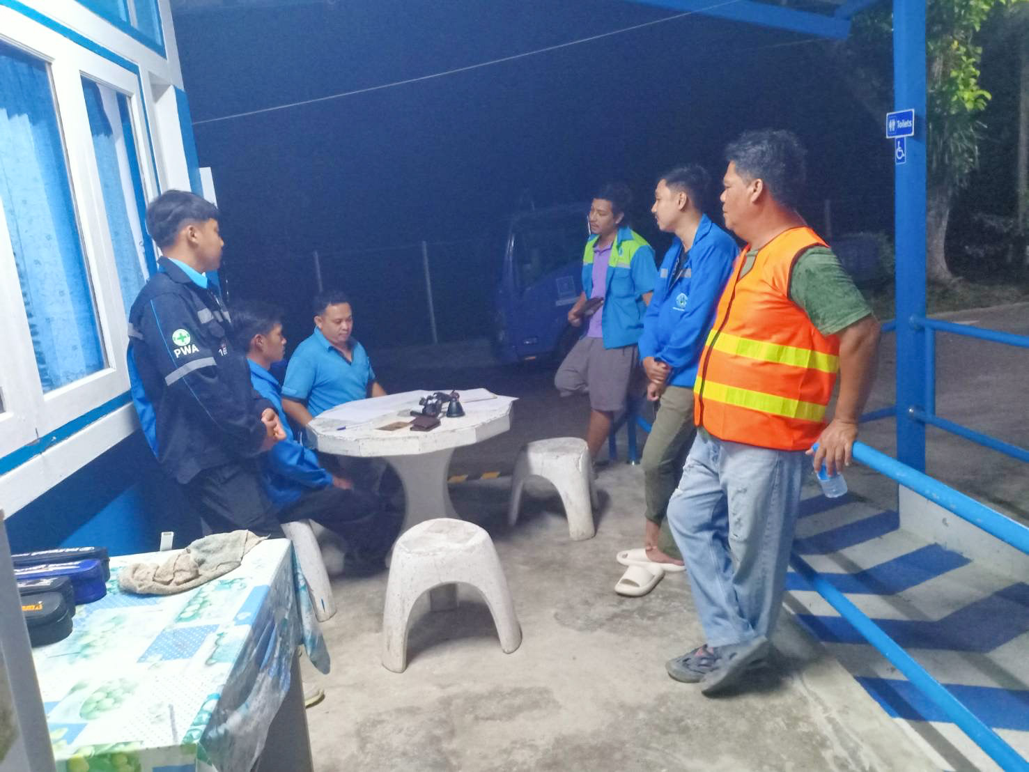 กปภ.สาขาตะกั่วป่า ดำเนินงานตามแผนบริหารจัดการน้ำสูญเสียเชิงรุก ลงพื้นที่เดินเท้าหาท่อแตกรั่ว พร้อมซ่อมปิดจุด เพื่อลดการเกิดน้ำสูญเสีย