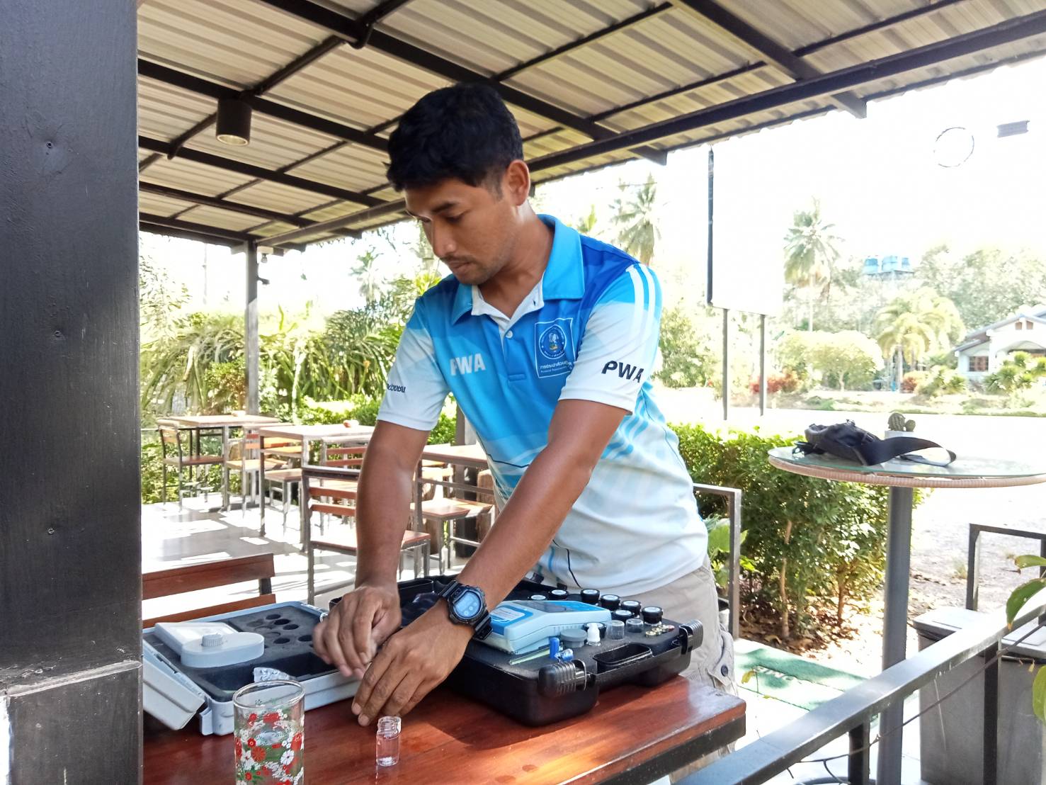 วันพฤหัสบดีที่ 24 สิงหาคม 2566 นายสุรพงศ์ สมหวัง ผจก.กปภ.สาขากาญจนดิษฐ์ มอบหมายให้พนักงานในสายงานผลิต  สถานีผลิตน้ำวิภาวดี  หน่วยบริการบ้านใน  ออกพื้นที่ตรวจสอบคุณภาพน้ำประปา โดยการตรวจวัดค่าคลอรีน ค่าความขุ่นในน้ำประปา ณ ร้านกาแฟ เขาหาคาเฟ่ ตำบลปากแพรก อำเภอดอนสัก จังหวัดสุราษฎร์ธานี โดยเป็นการตรวจสอบและควบคุมคุณภาพน้ำประปาในระบบจ่าย ตามโครงการจัดการน้ำสะอาด (WSP) ตามจุดควบคุมตรวจสอบตามแผนที่กำหนด ผลการตรวจสอบคุณภาพน้ำเป็นไปตามเกณฑ์มาตรฐาน กปภ.