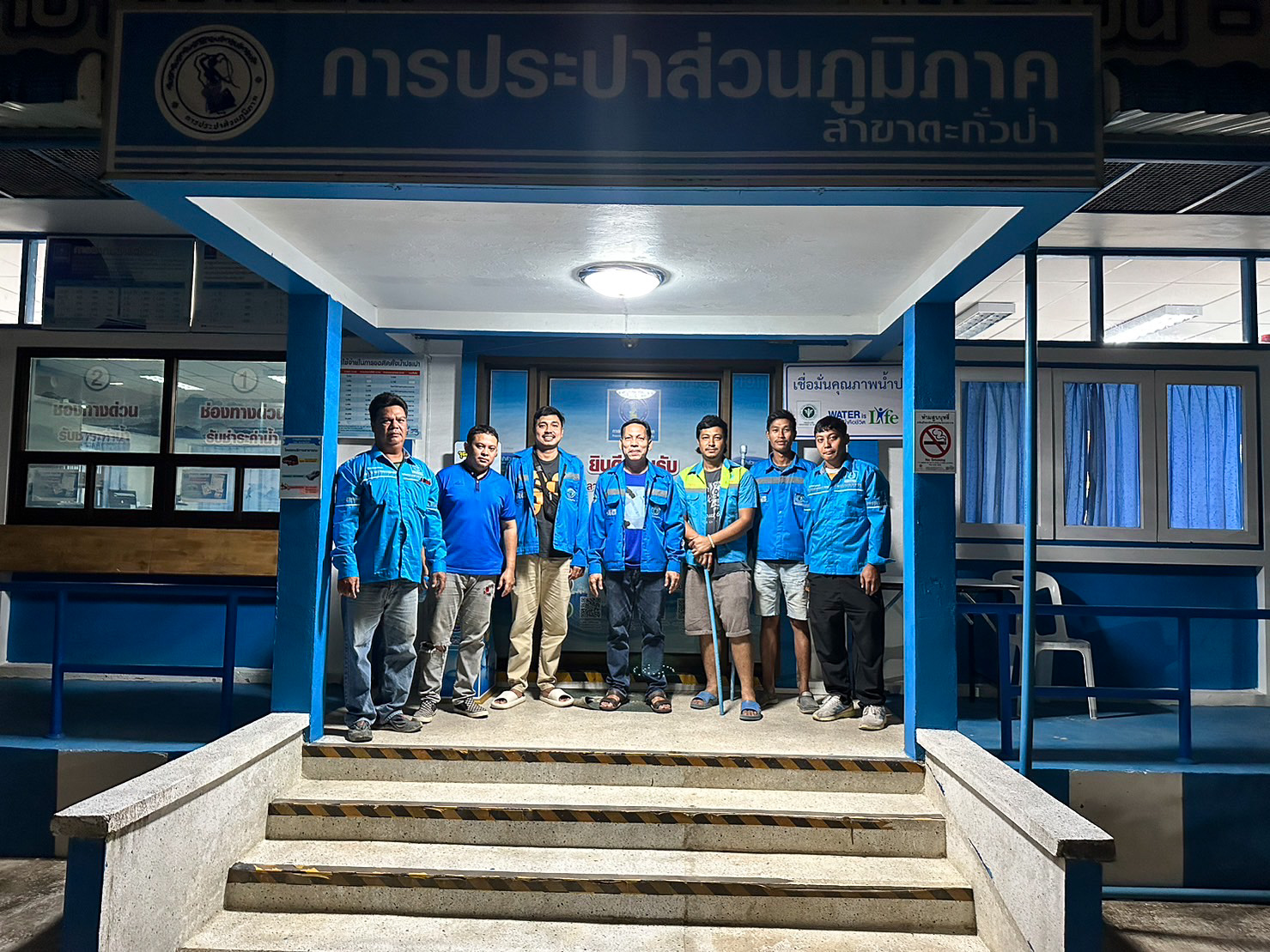 กปภ.สาขาตะกั่วป่า ดำเนินงานตามแผนบริหารจัดการน้ำสูญเสียเชิงรุก ลงพื้นที่เดินเท้าหาท่อแตกรั่ว พร้อมซ่อมปิดจุด เพื่อลดการเกิดน้ำสูญเสีย