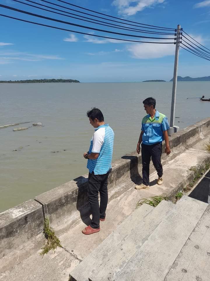 การประปาส่วนภูมิภาคสาขากาญจนดิษฐ์ ดำเนินการตรวจสอบ หาท่อแตกท่อรั่ว ตลาดดอนสัก ตำบลดอนสัก อ.ดอนสัก เพื่อค้นท่อแตกท่อรั่วและเพิ่มปริมาณน้ำจ่ายให้ลูกค้า