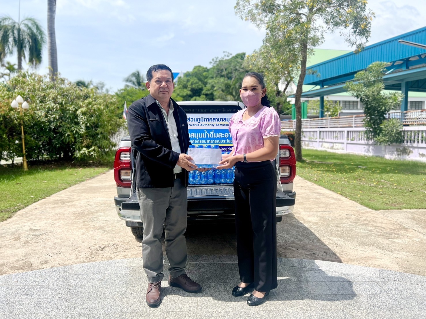 กปภ.สาขาสมุทรสงคราม ส่งมอบน้ำดื่มบรรจุขวดและร่วมบริจาคเงินรางวัลเพื่อใช้ในกิจกรรมงานสืบสานประเพณีวัฒนธรรมลุ่มน้ำแม่กลองของดีเมืองสามน้ำและงานกาชาดจังหวัดสมุทรสงคราม ประจำปี 2566