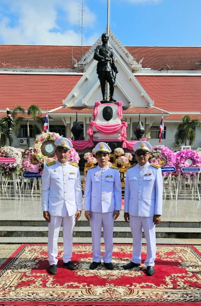 กปภ.สาขาสุโขทัย โดยนายธงชัย สถิตย์ตระกูล ผู้จัดการมอบให้นายวัชพงศ์ พรหมรัตน์ ผู้ช่วยผู้จัดการ และพนักงานในสังกัด ร่วมพิธีน้อมรำลึกเนื่องในวันคล้ายวันสวรรคตพระบาทสมเด็จพระจุลจอมเกล้าเจ้าอยู่หัว "วันปิยะมหาราช" ๒๓ ตุลาคม ๒๕๖๖ ณ บริเวณลานด้านหน้าพระบรมราชานุสาวรีย์พระบาทสมเด็จพระจุลจอมเกล้าเจ้าอยู่หัว ศาลากลางจังหวัดสุโขทัย โดยนำน้ำดื่มบรรจุขวด ตราสัญญาลักษณ์ กปภ. แจกฟรีให้กับผู้ร่วมงานด้วย#วันปิยะมหาราช