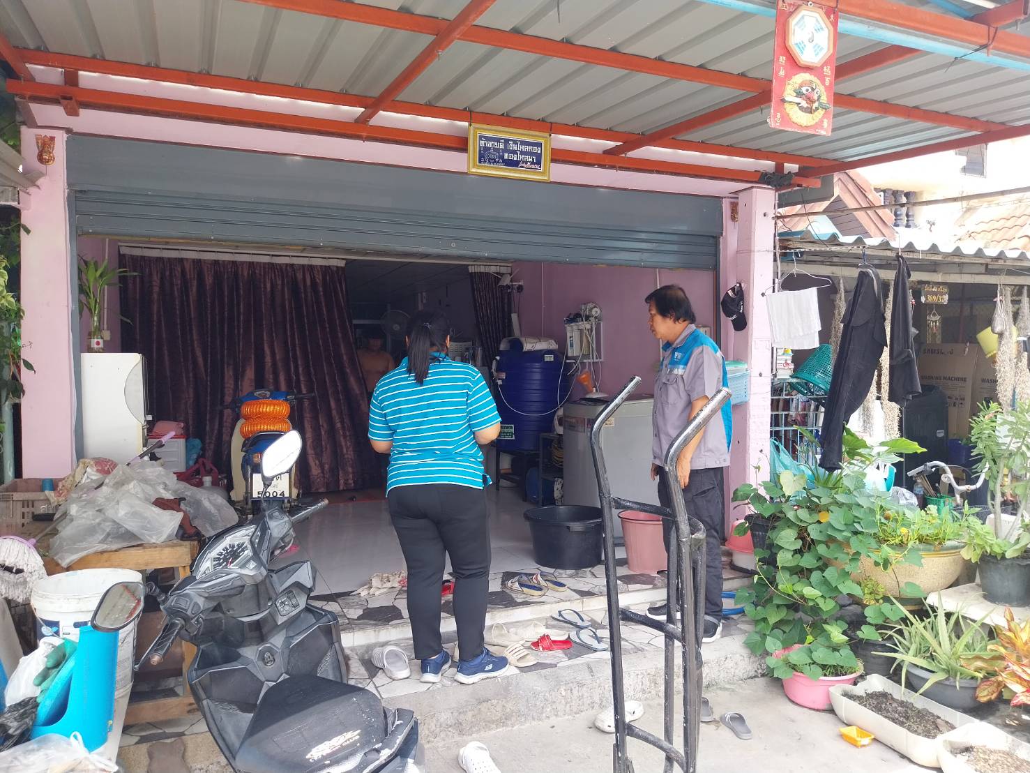 กปภ.สาขาอ้อมน้อย ลงพื้นที่ติดตามหนี้ค้างชำระค่าน้ำประปา