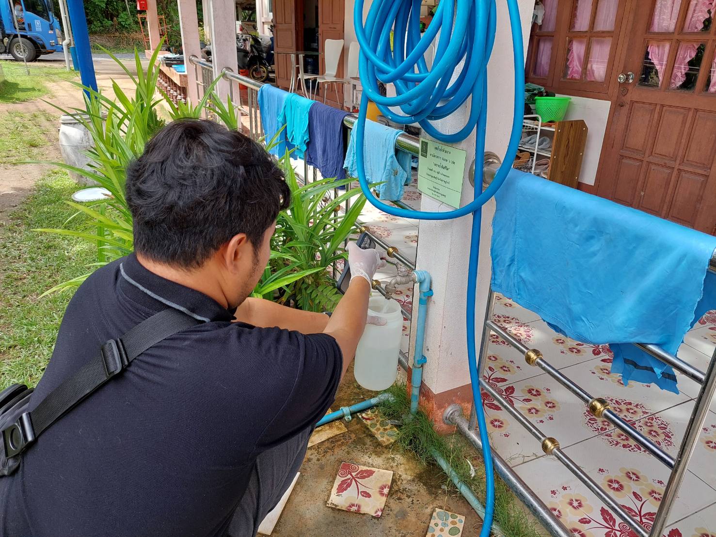วันพฤหัสบดีที่ 30 พฤศจิกายน 2566 กปภ.สาขากาญจนดิษฐ์ ลงพื้นที่สุ่มตรวจน้ำประปา บริเวณแม่ข่ายกาญจนดิษฐ์ โดยเก็บตัวอย่างน้ำจากก๊อกน้ำที่บ้านของผู้ใช้น้ำไปตรวจสอบคุณภาพน้ำ ซึ่งเป็นหนึ่งในกระบวนการติดตามประเมินผลและควบคุมคุณภาพน้ำประปาให้ได้มาตรฐาน