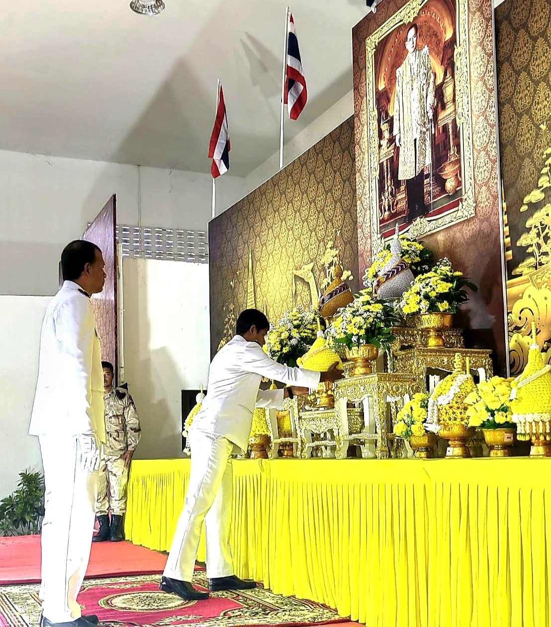 การประปาส่วนภูมิภาคสาขากาญจนดิษฐ์ ร่วมพิธีวางพานพุ่มดอกไม้ถวายราชสักการะ เนื่องในวันคล้ายวันพระราชสมภพ พระบาทสมเด็จพระบรมชนกาธิเบศร มหาภูมิพลอดุลยเดชมหาราช บรมนาถบพิตร วันชาติและวันพ่อแห่งชาติ
