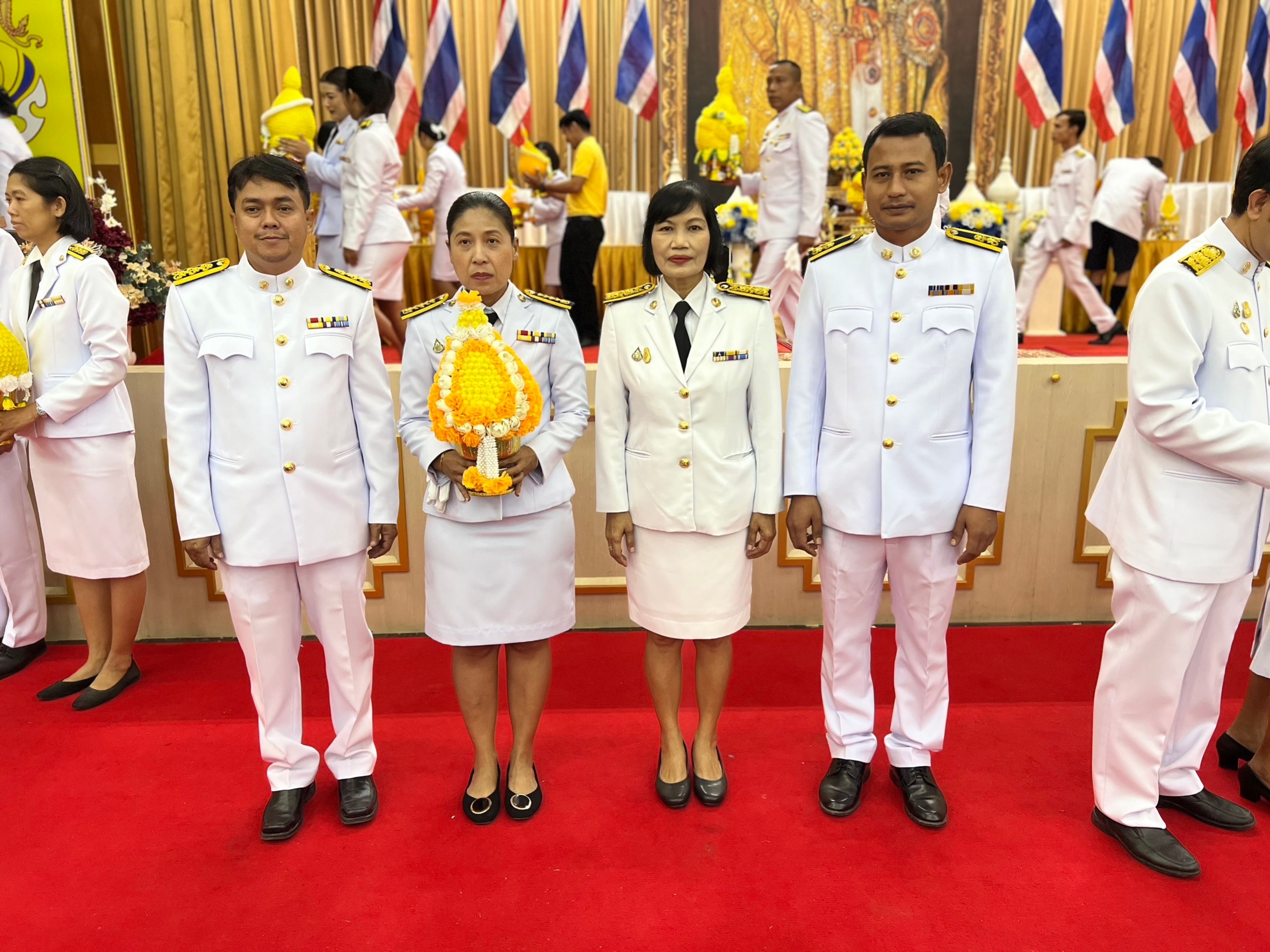 กปภ.สาขาคลองท่อมเข้าร่วมพิธีวางพานพุ่มดอกไม้และถวายบังคม เนื่องในวันคล้ายวันพระบรมราชสมภพพระบาทสมเด็จพระบรมชนกาธิเบศร มหาภูมิพลอดุลยเดชมหาราช บรมนาถบพิตร วันชาติ และวันพ่อแห่งชาติ