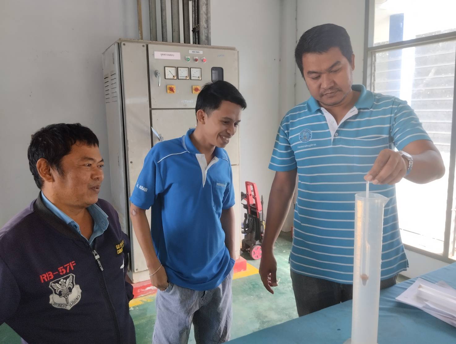 การประปาส่วนภูมิภาคสาขากระบี่ ฝึกอบรมพร้อมการปฏิบัติงานจริง ( On Jop Training : OJT ) การใช้ ไฮโดรมิเตอร์วัดหาค่าความถ่วงจำเพาะ สารส้ม