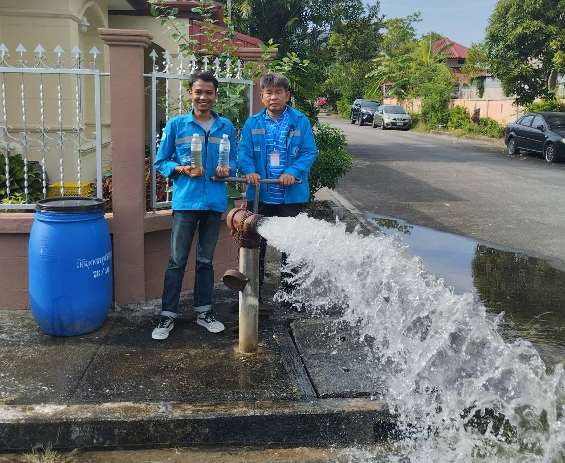 กปภ.สาขาภูเก็ต นำทีมลงพื้นที่ บริเวณ หมู่บ้านภูเก็ตวิลล่า 5 ต.วิชิต อ.เมืองภูเก็ต จ.ภูเก็ต ดำเนินการระบายตะกอนในเส้นท่อจ่ายน้ำ (Blow off)