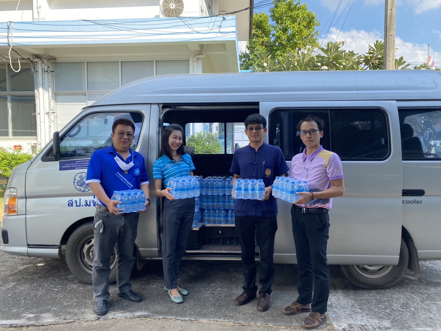 กปภ.สาขากำแพงเพชร ส่งมอบน้ำดื่มบรรจุขวดตราสัญลักษณ์ กปภ.ในพิธีมอบความช่วยเหลือพระราชทานในโครงการสืบสานพระราชปณิธานแก่ราษฎร จ.กำแพงเพชร
