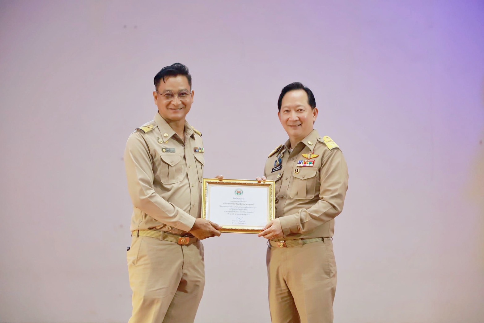 กปภ.สาขาปทุมธานี รับมอบเกียรติบัตรในการสนับสนุนน้ำดื่มบรรจุขวด ตราสัญลักษณ์ กปภ. และเข้าร่วมกิจกรรมโครงการขับเคลื่อนนโยบาย ครู ก ประวัติศาสตร์ชาติไทยประจำท้องถิ่น จากผู้ว่าราชการจังหวัดปทุมธานี