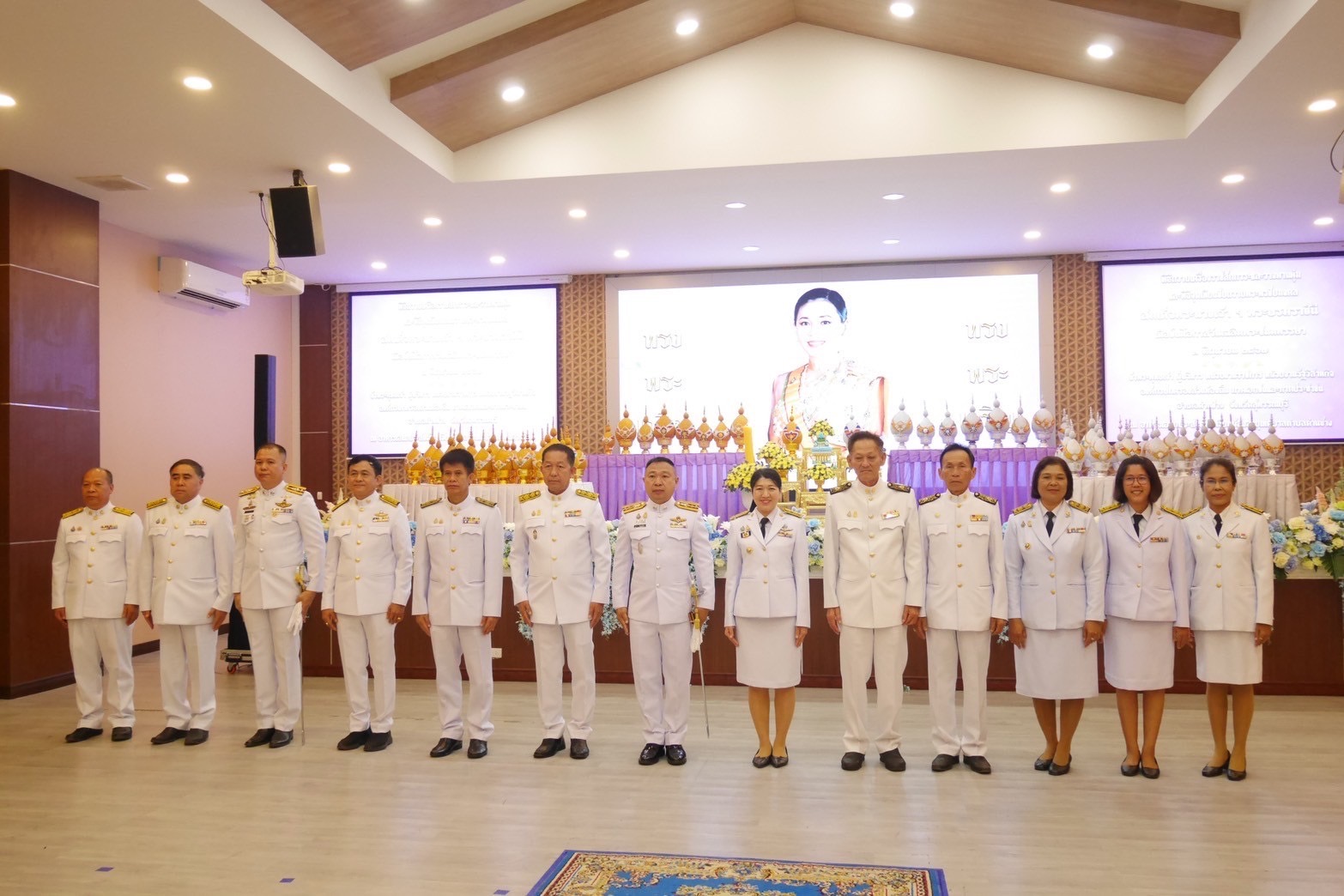 ร่วมพิธีถวายเครื่องราชสักการะและวางพานพุ่ม และพิธีจุดเทียนถวายพระพรชัยมงคล