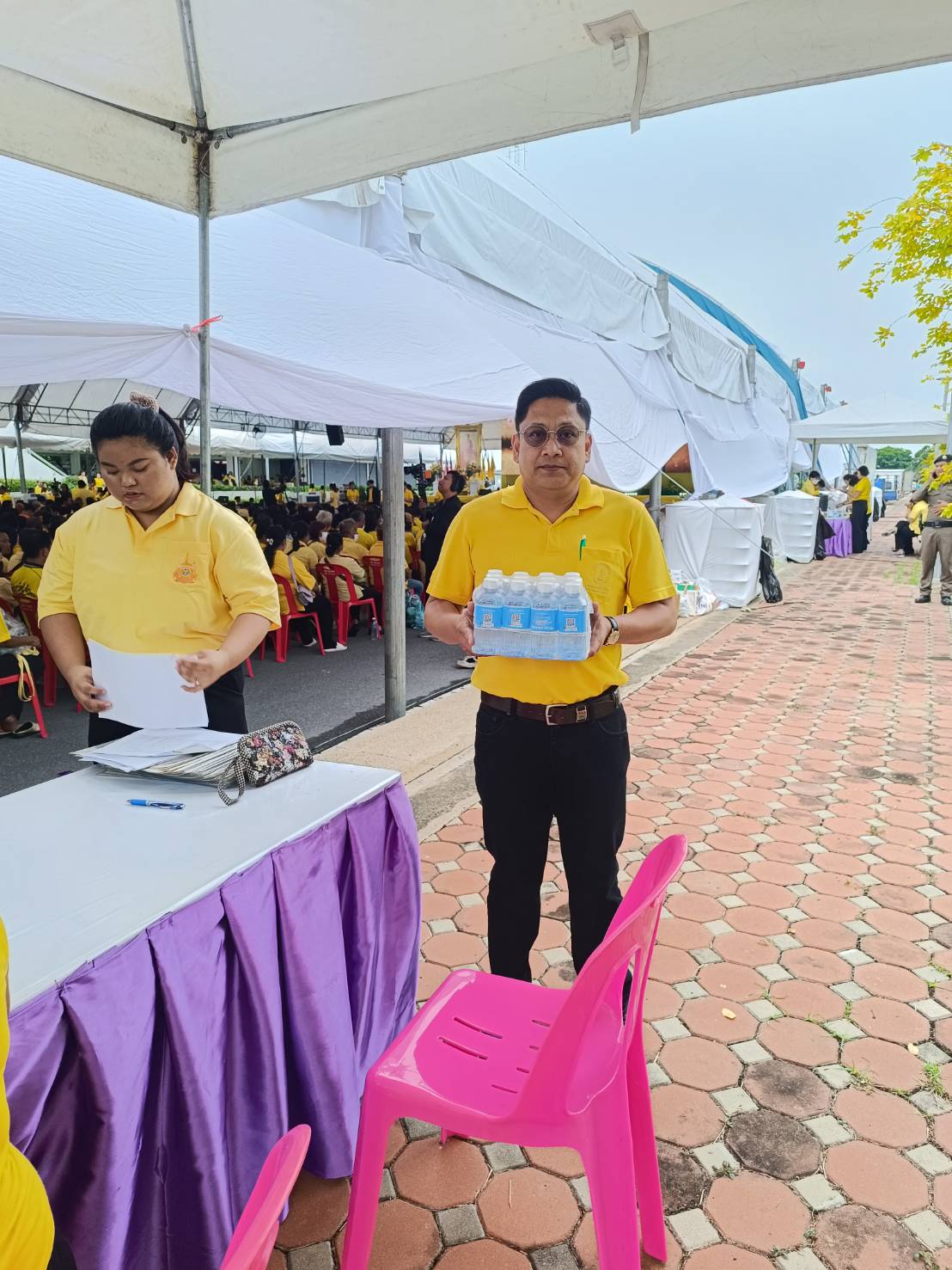 กปภ.สาขาพระนครศรีอยุธยา มอบน้ำดื่มบรรจุขวดในพิธีมอบโฉนดเพื่อการเกษตร 72,000 ฉบับ เพื่อเฉลิมพระเกียรติฯ