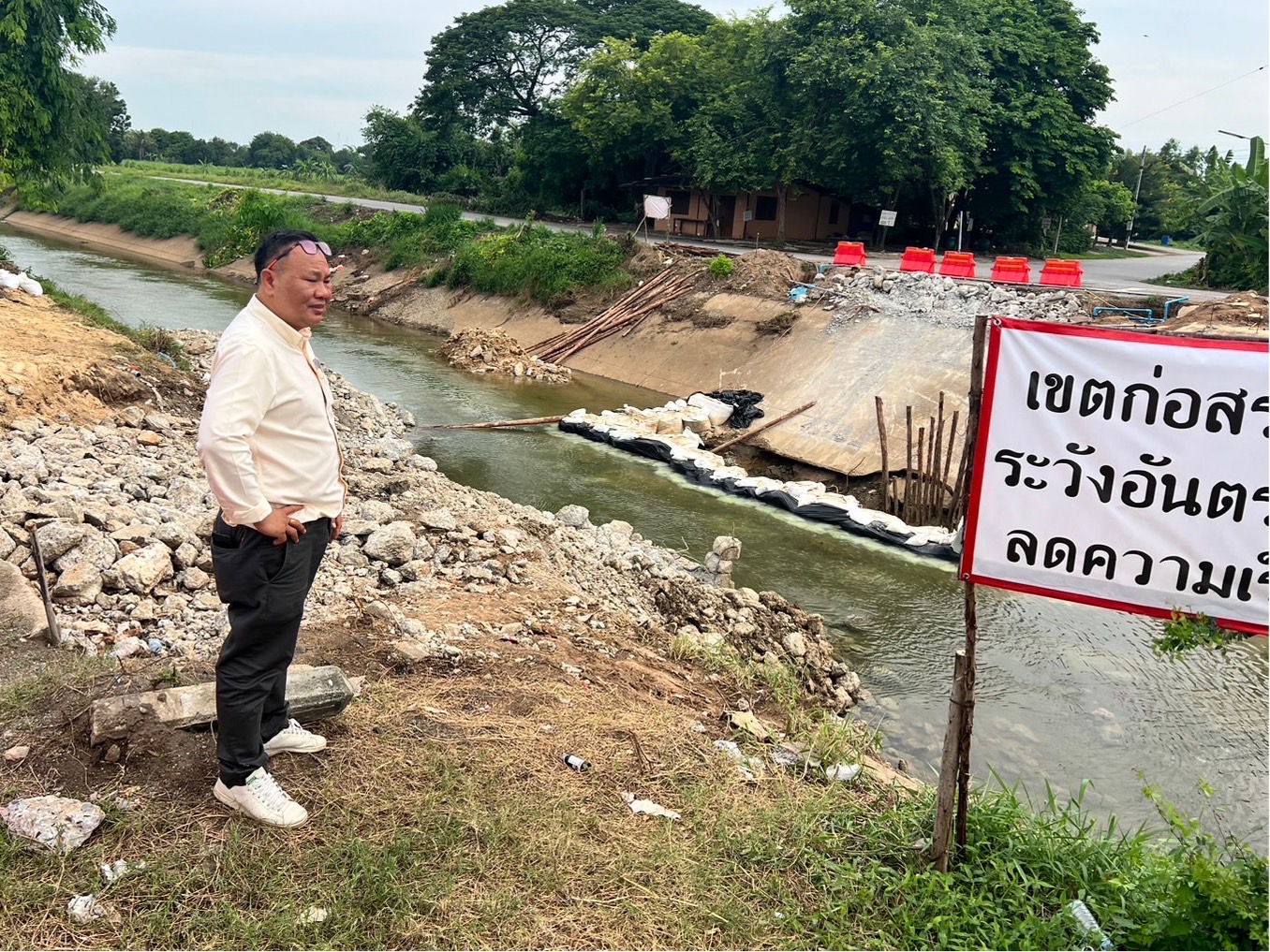 กปภ.สาขาสมุทรสงคราม ลงพื้นที่ติดตามสถานการณ์กรณีระดับน้ำคลองชลประทานลดระดับลง เพื่อประเมินและวางแผนการจ่ายน้ำให้เหมาะสม