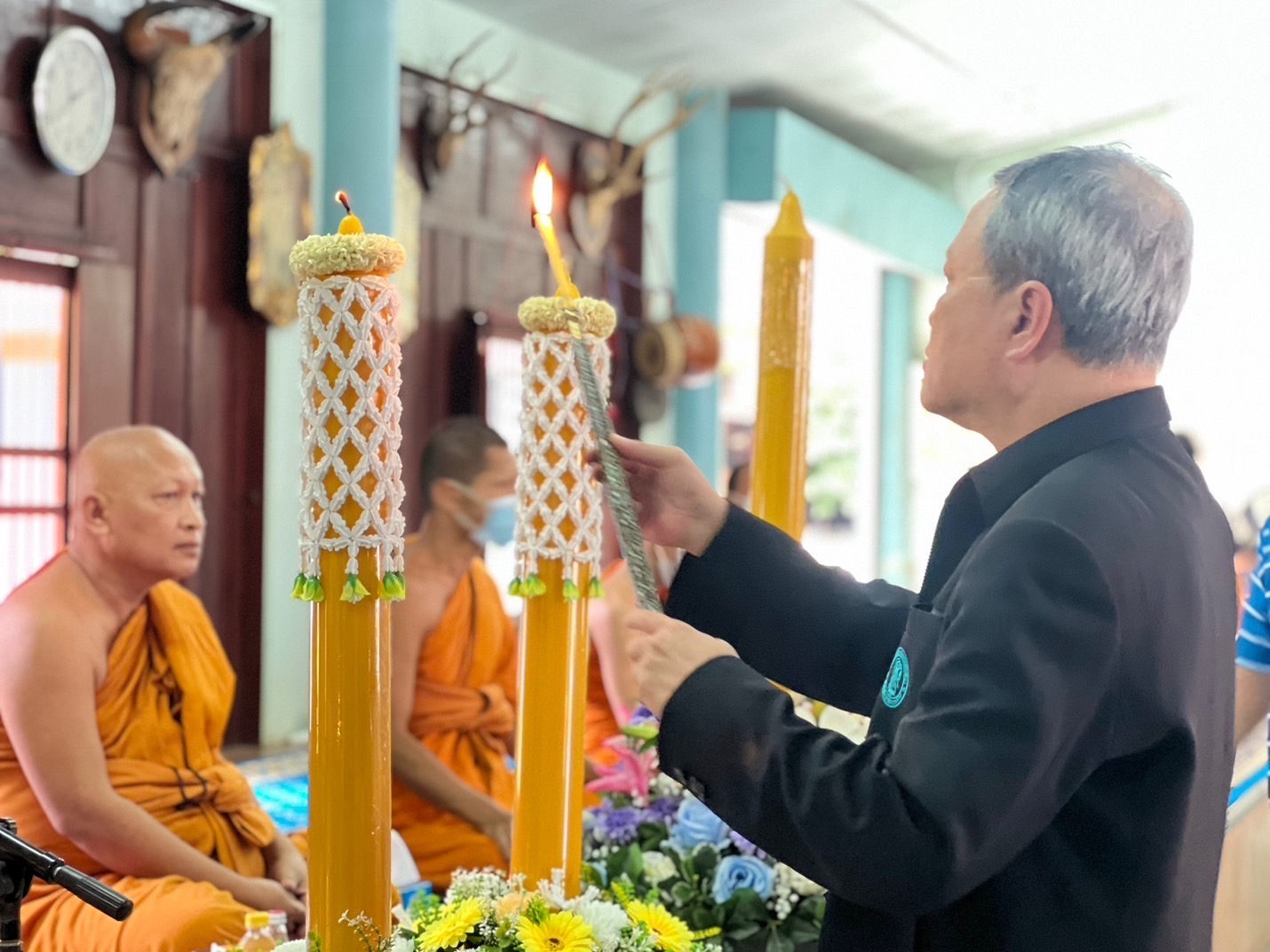 กปภ.สาขาสมุทรสงคราม ร่วมถวายเทียนจำนำพรรษาและทอดผ้าป่าสามัคคี ณ วัดบ้านหม้อ (ประชารังษี)