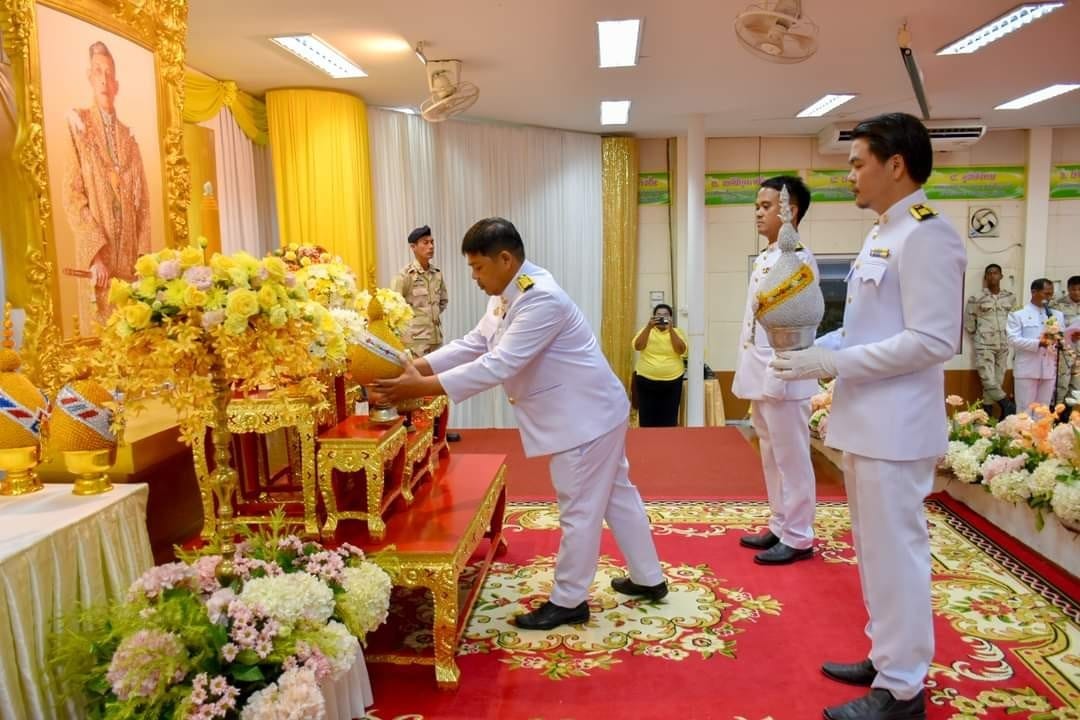 การประปาส่วนภูมิภาคสาขาท่าแซะ เข้าร่วมพิธีถวายเครื่องราชสักการะและวางพานพุ่ม พร้อมจุดเทียนถวายพระพรชัยมงคล เนื่องในโอกาสมหามงคลเฉลิม พระชนมพรรษา 28 กรกฎาคม 2567