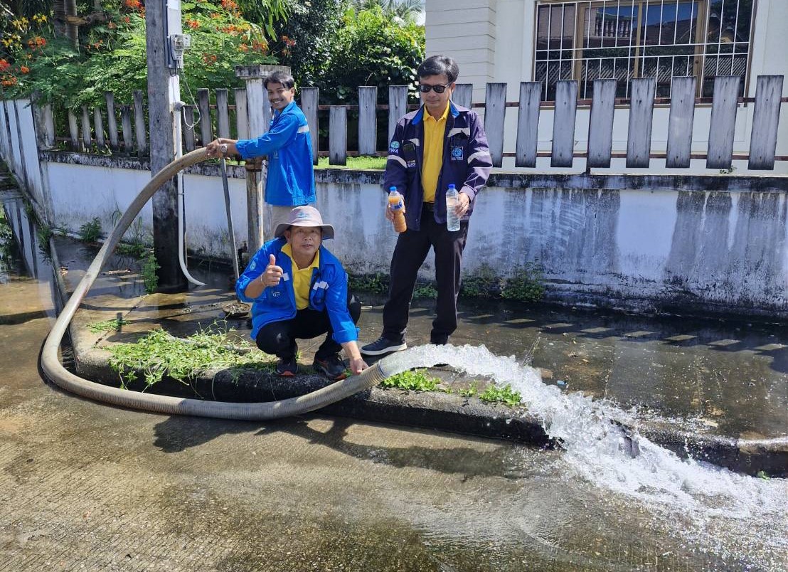 กปภ.สาขาภูเก็ต นำทีมลงพื้นที่ บริเวณ หมู่บ้านเจ้าฟ้าการ์เด้นโฮมเกาะแก้ว  ต.เกาะแก้ว อ.เมือง จ.ภูเก็ต ดำเนินการระบายตะกอนในเส้นท่อจ่ายน้ำ (Blow off)