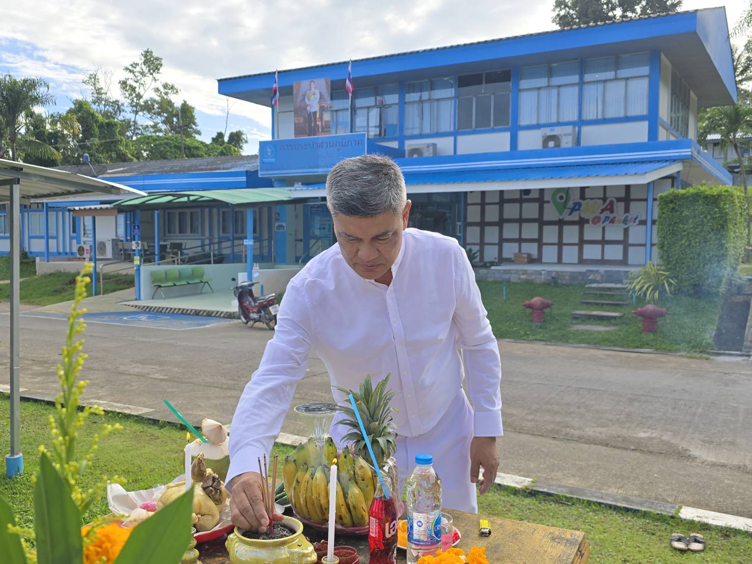 กปภ.สาขาภูเก็ต ร่วมจัดกิจกรรม พิธีสักการะพระภูมิเจ้าที่ ศาลพระแม่ธรณีวิสุทธิสรรพสักขีบารมีธำรงชล ที่ประดิษฐานบริเวณด้านหน้าอาคารสำนักงาน และพิธีสักการะศาลเจ้าแม่นวลน้องตะเคียนทอง