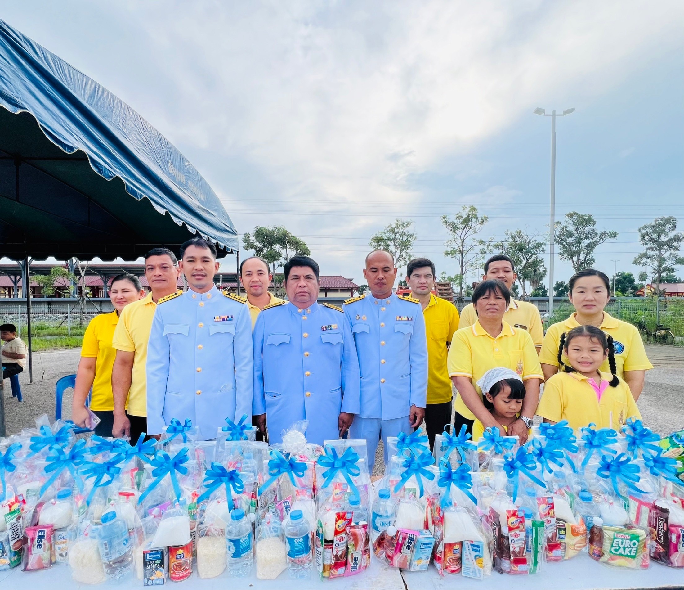 กปภ.สาขากุยบุรี ร่วมพิธีรำลึกในหลวงรัชกาลที่ 9 ใส่บาตร และถวายพวงมาลา เนื่องในวันคล้ายวันสวรรคตพระบาทสมเด็จพระบรมชนกาธิเบศร มหาภูมิพลอดุลยเดชมหาราช บรมนาถบพิตร