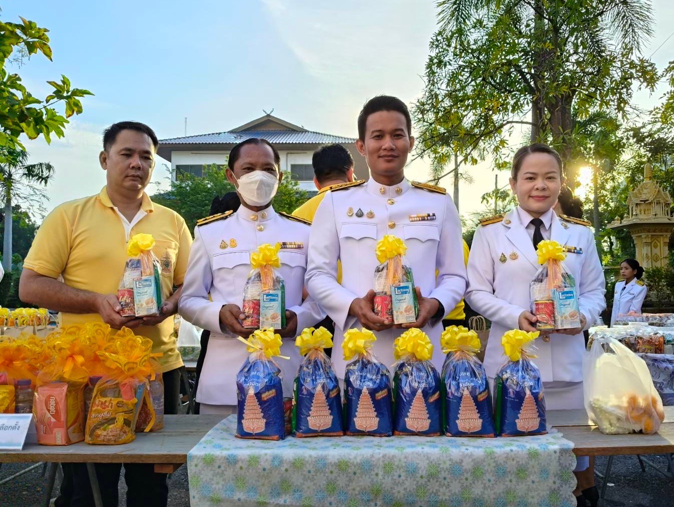 กปภ.สาขาสมุทรสงคราม ร่วมพิธีสวดพระพุทธมนต์ ทำบุญตักบาตร และวางพวงมาลา เนื่องในวันนวมินทรมหาราช