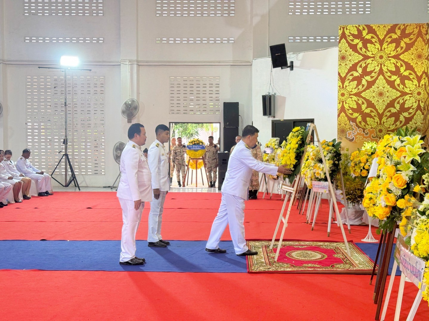 กปภ.สาขากาญจนดิษฐ์ ร่วมพิธีวางพวงมาลาเพื่อน้อมรำลึก ในพระมหากรุณาธิคุณ พระบาทสมเด็จพระบรมชนกาธิเบศรมหาภูมิพลอดุลยเดชมหาราชบรมนาถบพิตรเนื่องใน วันนวมินทรมหาราช  พร้อมทั้งแจกน้ำดื่มตราสัญญาลักษณ์ กปภ.ให้กับผู้เข้าร่วมพิธี