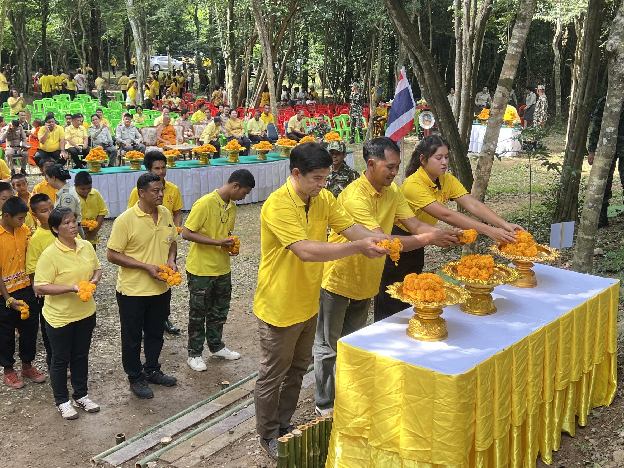 กปภ.สาขากุยบุรี ร่วมวางดอกไม้สีเหลือง ตอเอกไม้จันทน์หอม เพื่อถวายเป็นพระราชกุศลและน้อมรำลึกถึงพระมหากรุณาธิคุณ พระบาทสมเด็จพระบรมชนกาธิเบศร มหาภูมิพลอดุลยเดชมหาราช บรมนาถบพิตร